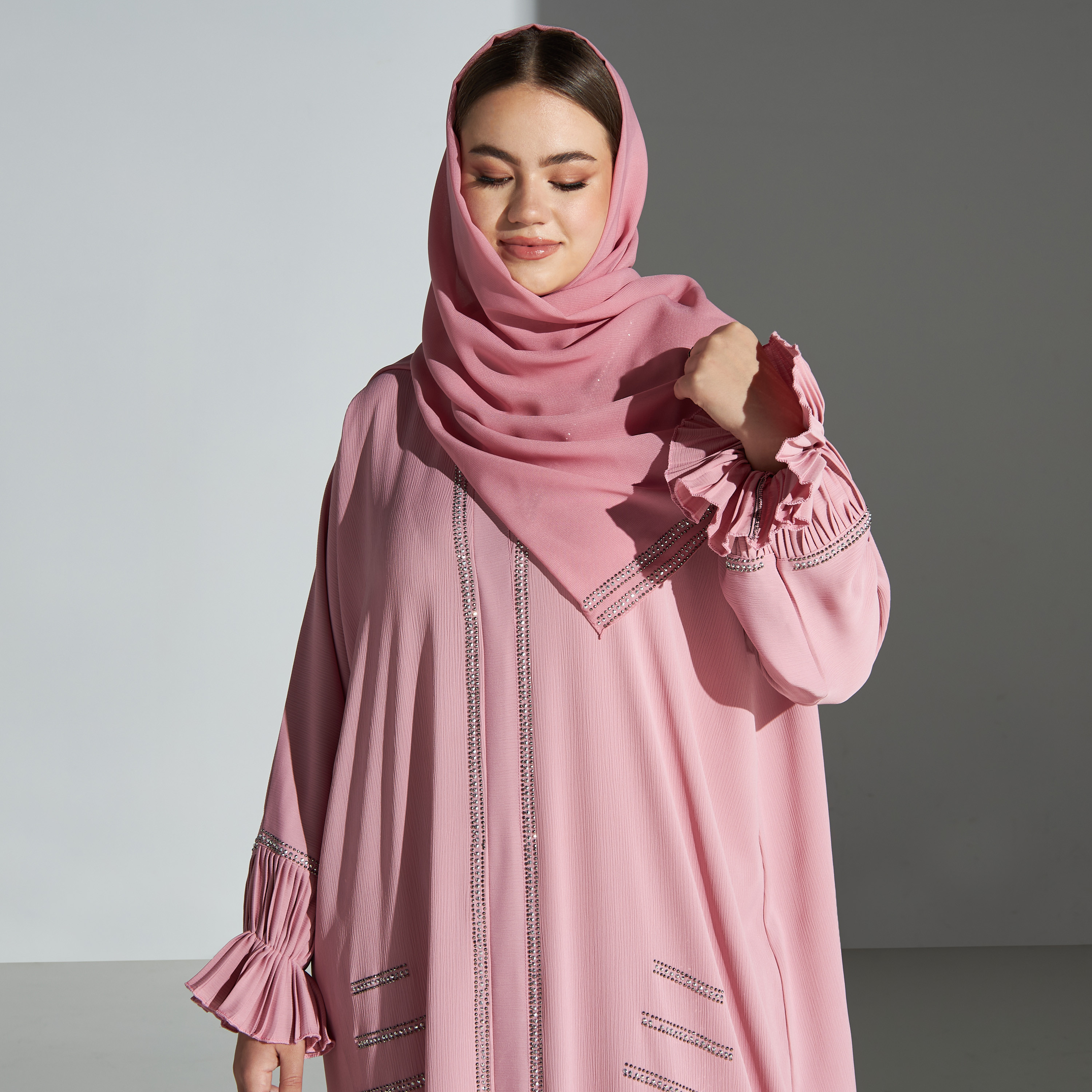 عباية مقاس كبير مزيّنة بتفاصيل كسرات مع حجاب من ماليكة-women-arabicclothing-abayas-image-2