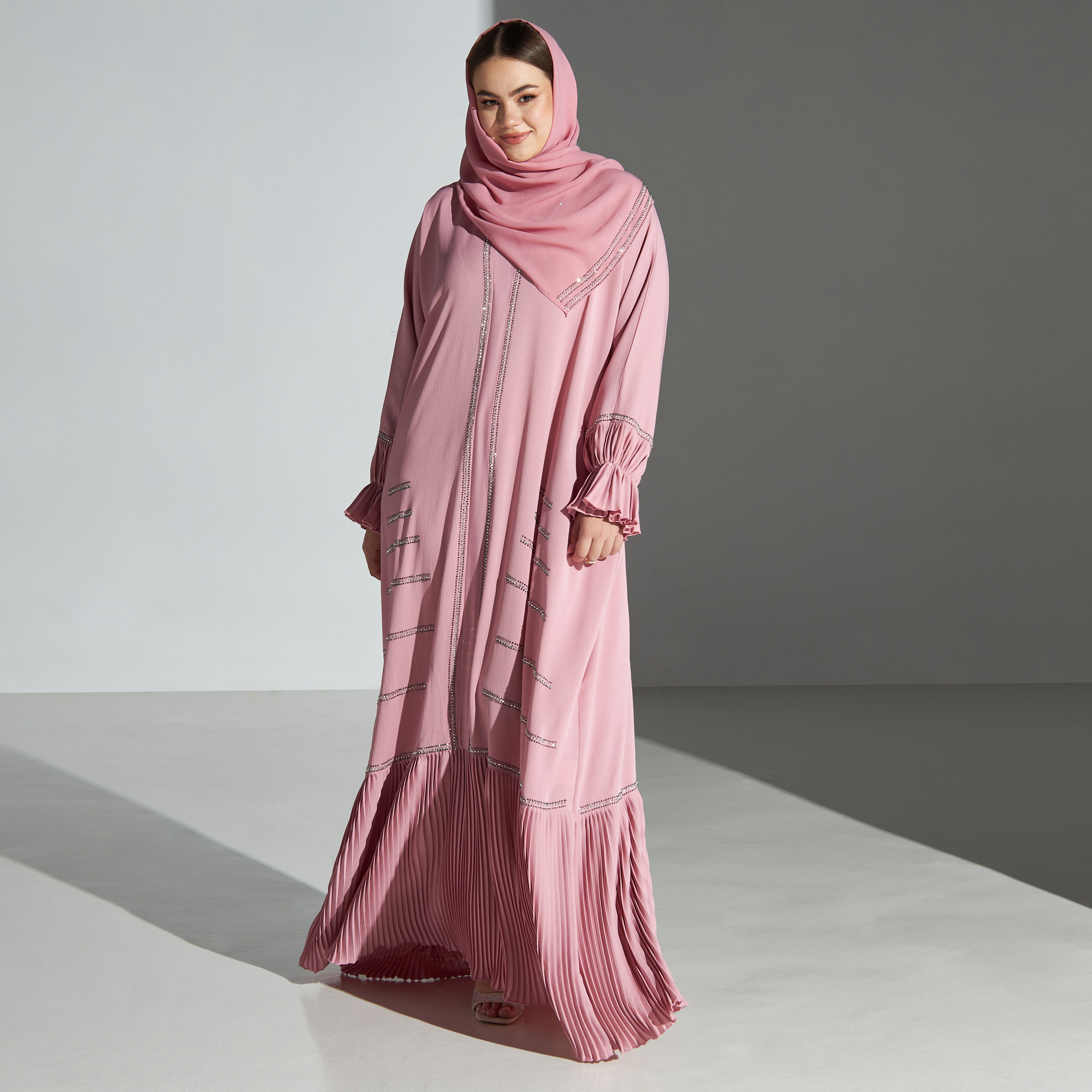 عباية مقاس كبير مزيّنة بتفاصيل كسرات مع حجاب من ماليكة-women-arabicclothing-abayas-image-4