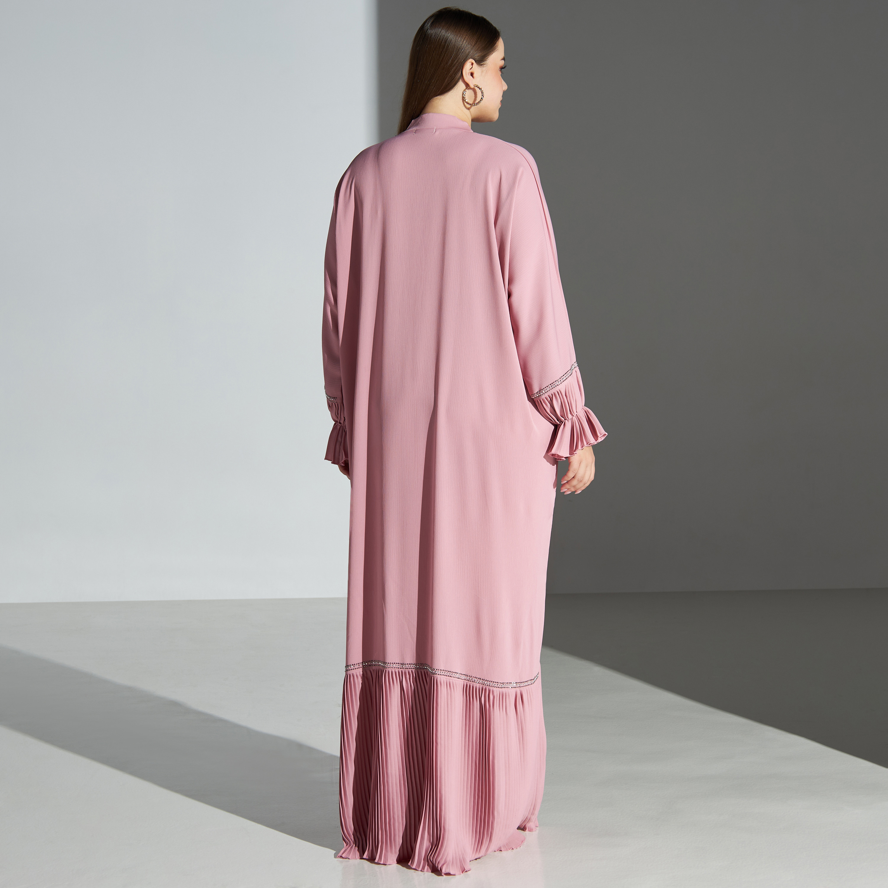 عباية مقاس كبير مزيّنة بتفاصيل كسرات مع حجاب من ماليكة-women-arabicclothing-abayas-image-5