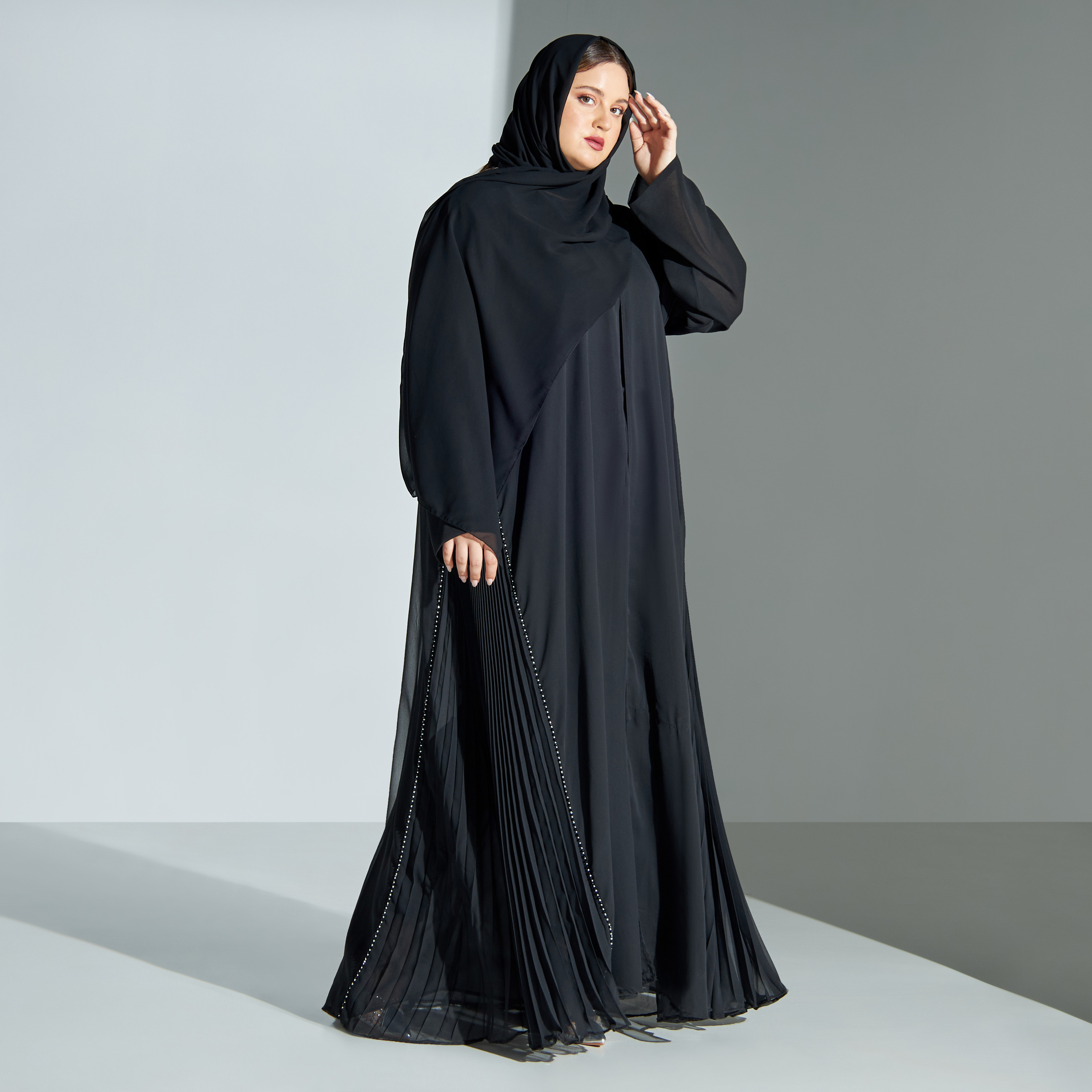 عباية مقاس كبير مزيّنة بالخرز مع حجاب من ماليكة-women-arabicclothing-abayas-image-2