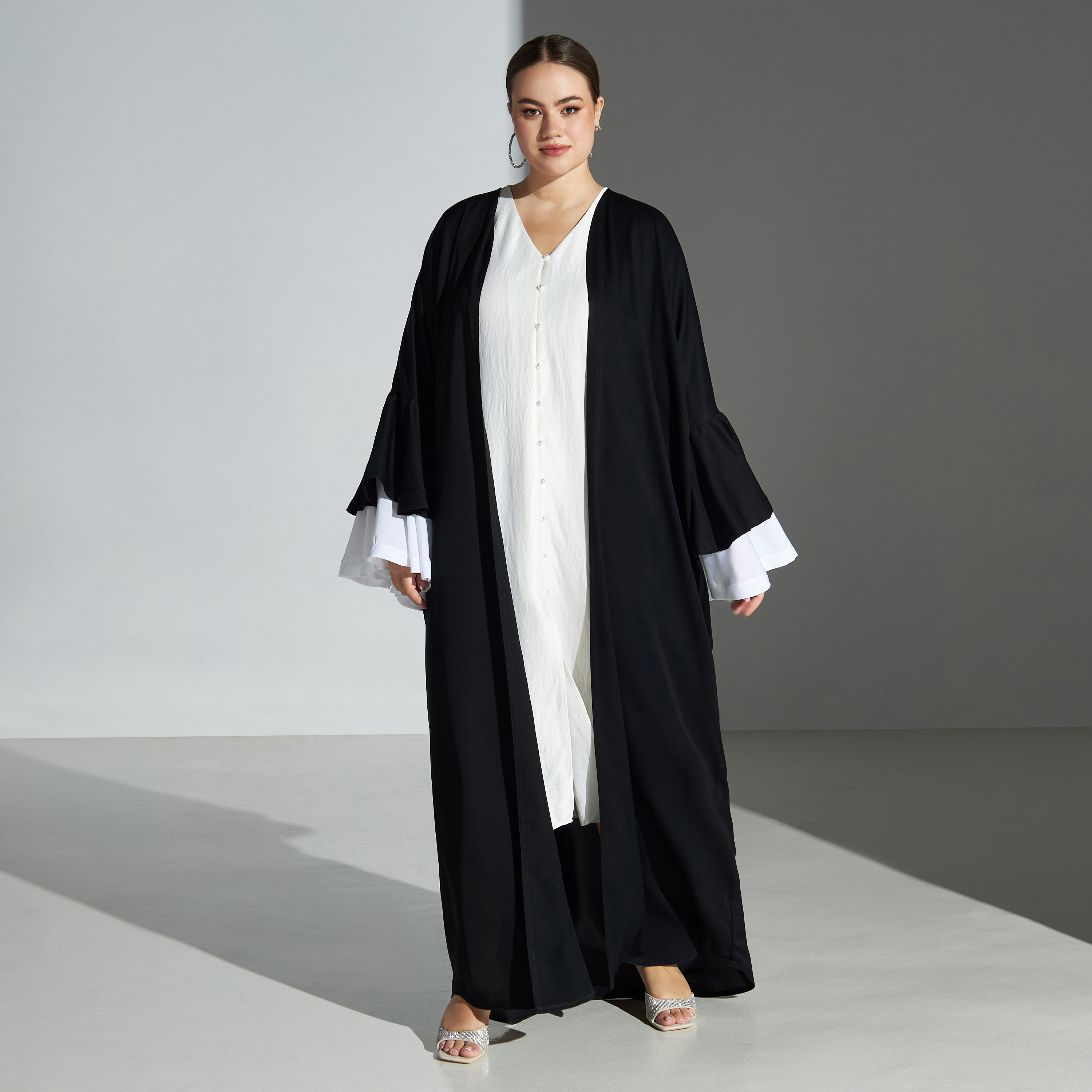 عباية مقاس كبير بمقدمة مفتوحة وأكمام جرس مع حجاب من ماليكة-women-arabicclothing-abayas-image-1