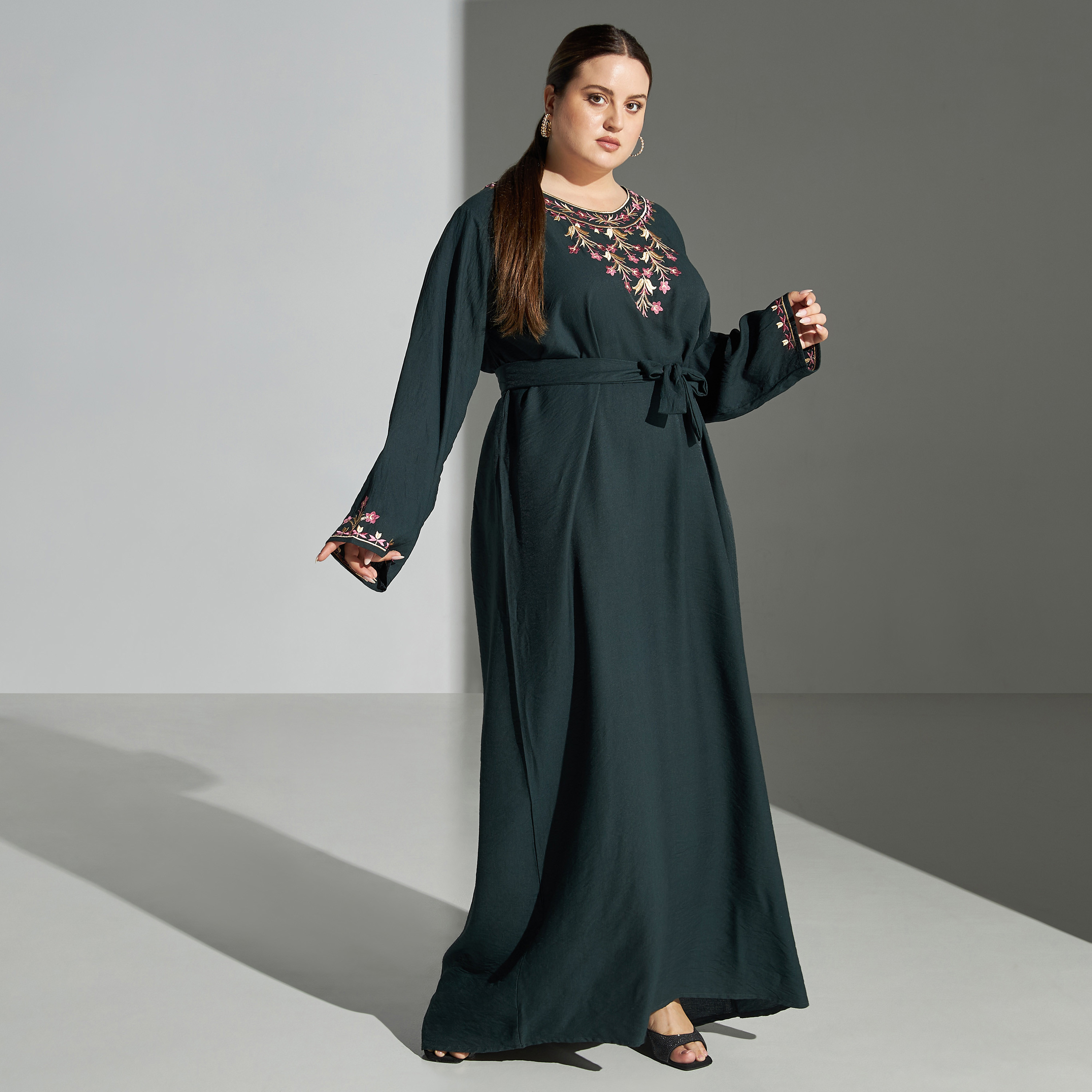 جلابية مقاس كبير بتطريز زهور وبحزام رباط من ملكة-women-arabicclothing-jalabiyas-image-1