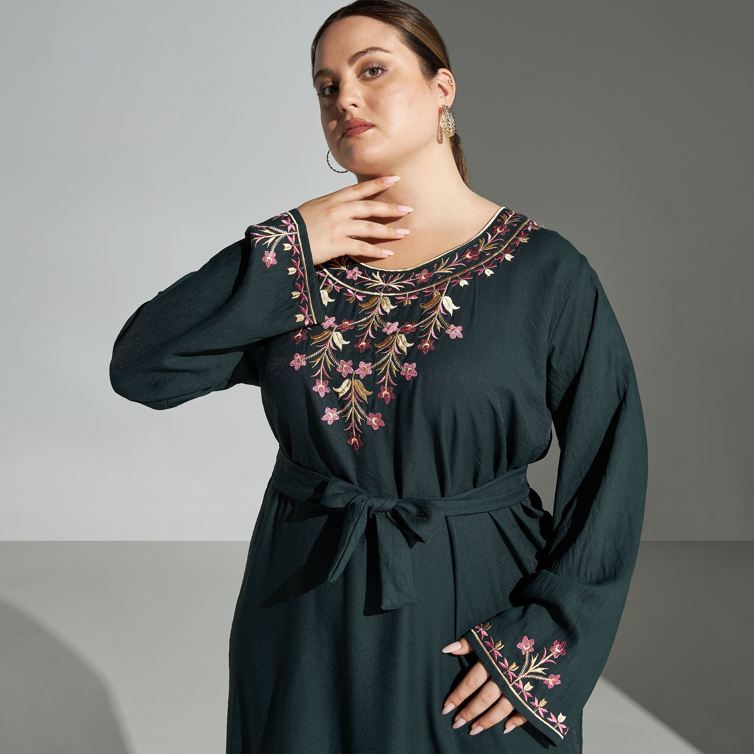 جلابية مقاس كبير بتطريز زهور وبحزام رباط من ملكة-women-arabicclothing-jalabiyas-image-2