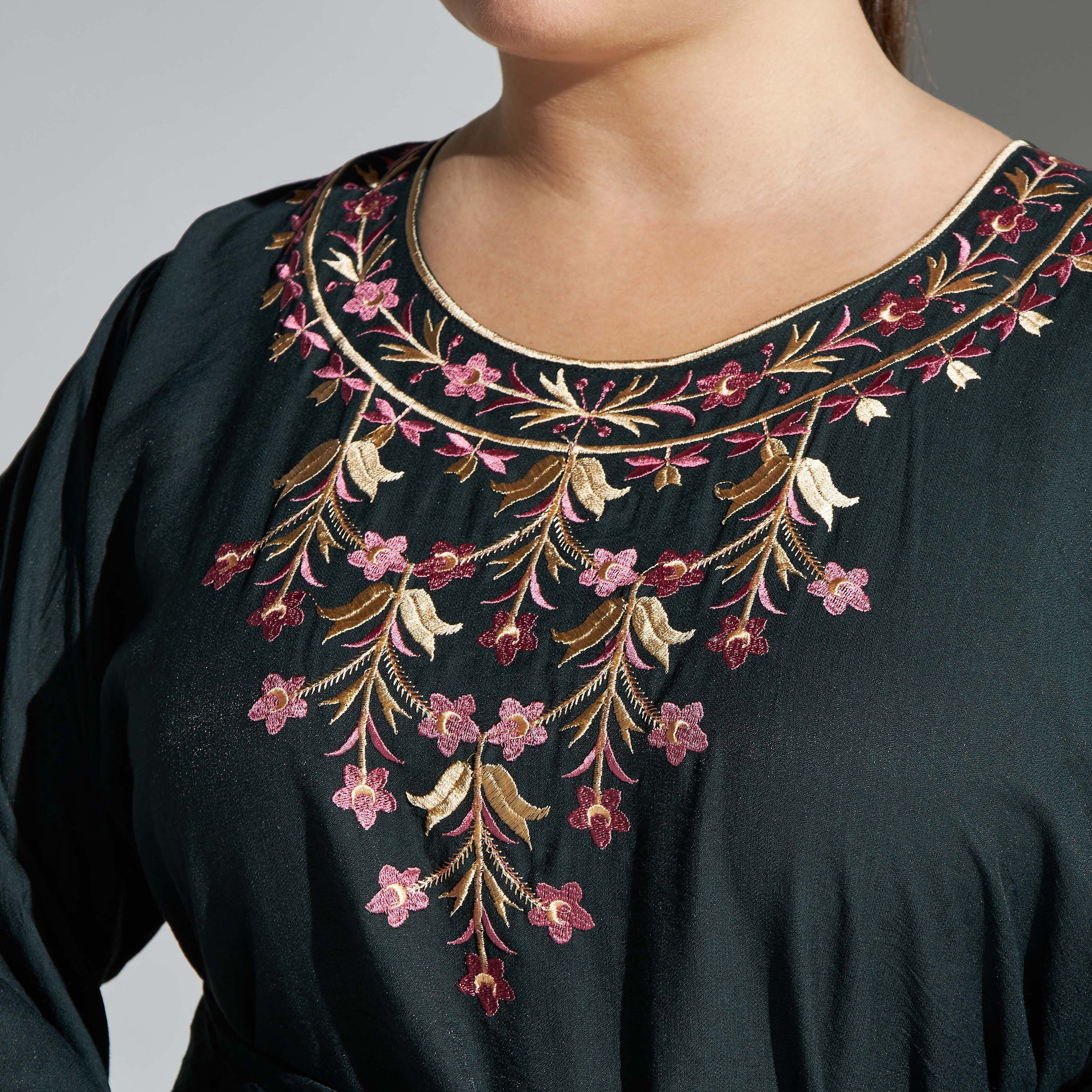 جلابية مقاس كبير بتطريز زهور وبحزام رباط من ملكة-women-arabicclothing-jalabiyas-image-3