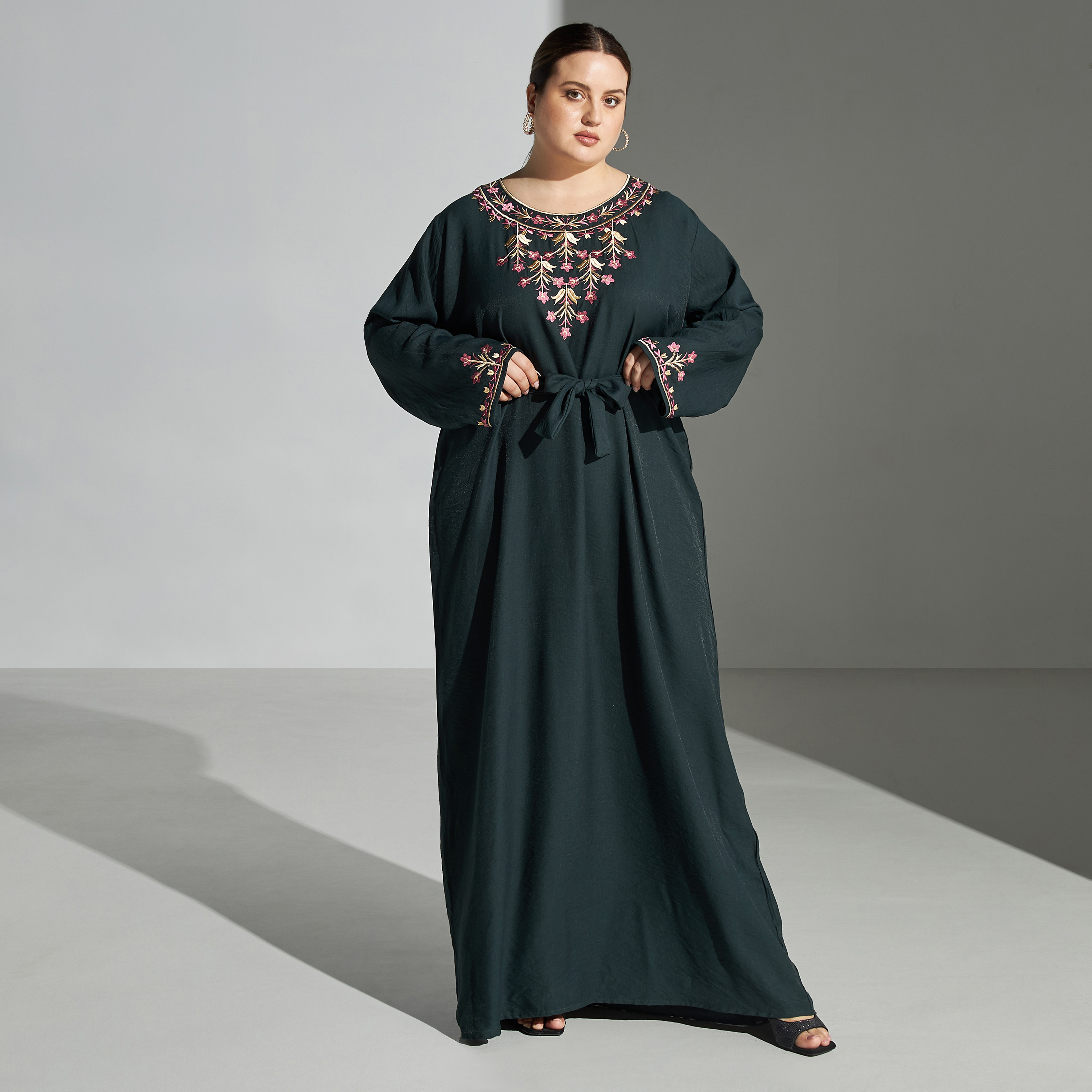 جلابية مقاس كبير بتطريز زهور وبحزام رباط من ملكة-women-arabicclothing-jalabiyas-image-4