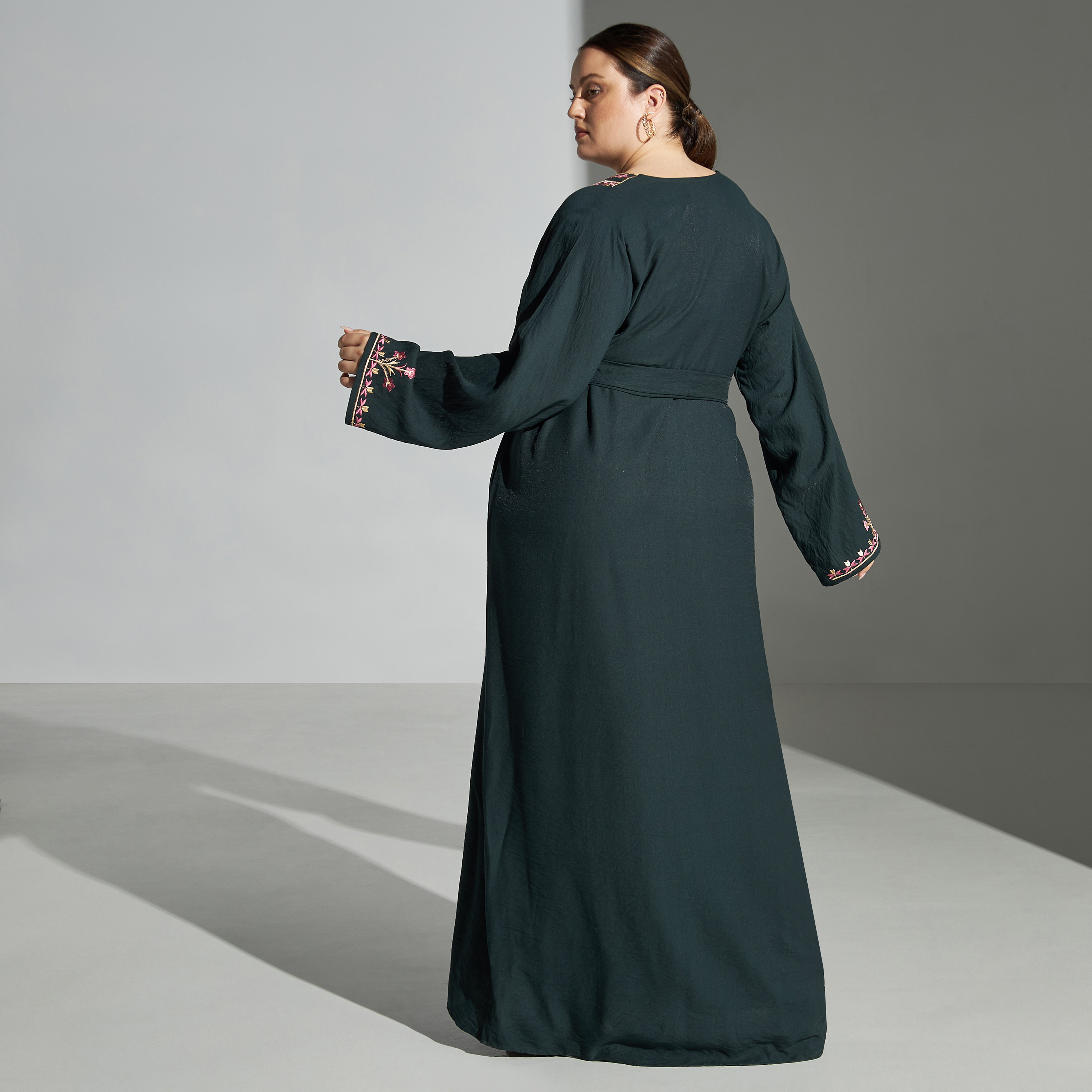 جلابية مقاس كبير بتطريز زهور وبحزام رباط من ملكة-women-arabicclothing-jalabiyas-image-5