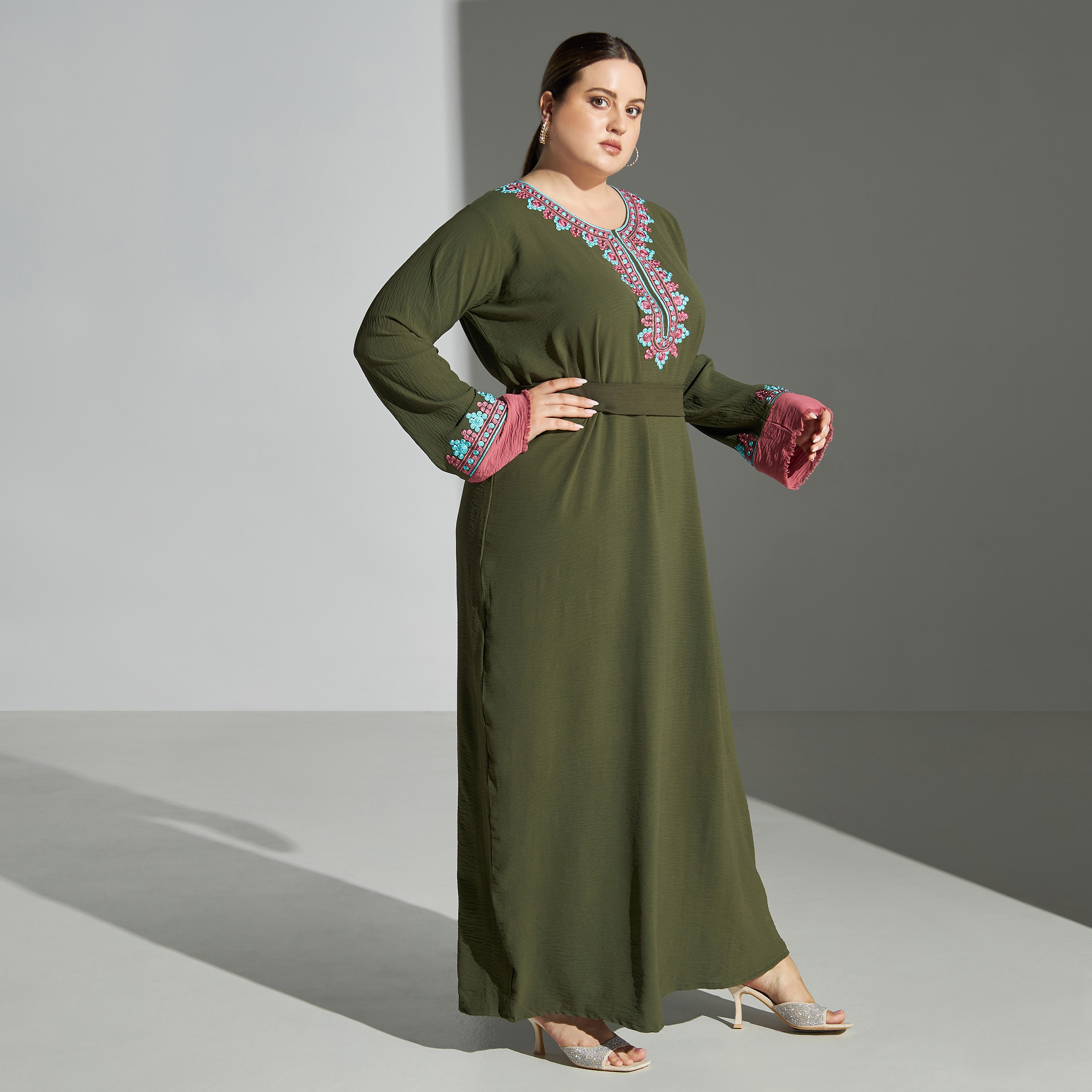 جلابية مقاس كبير مطرّزة بحزام ربط من ملكة-women-arabicclothing-jalabiyas-image-1