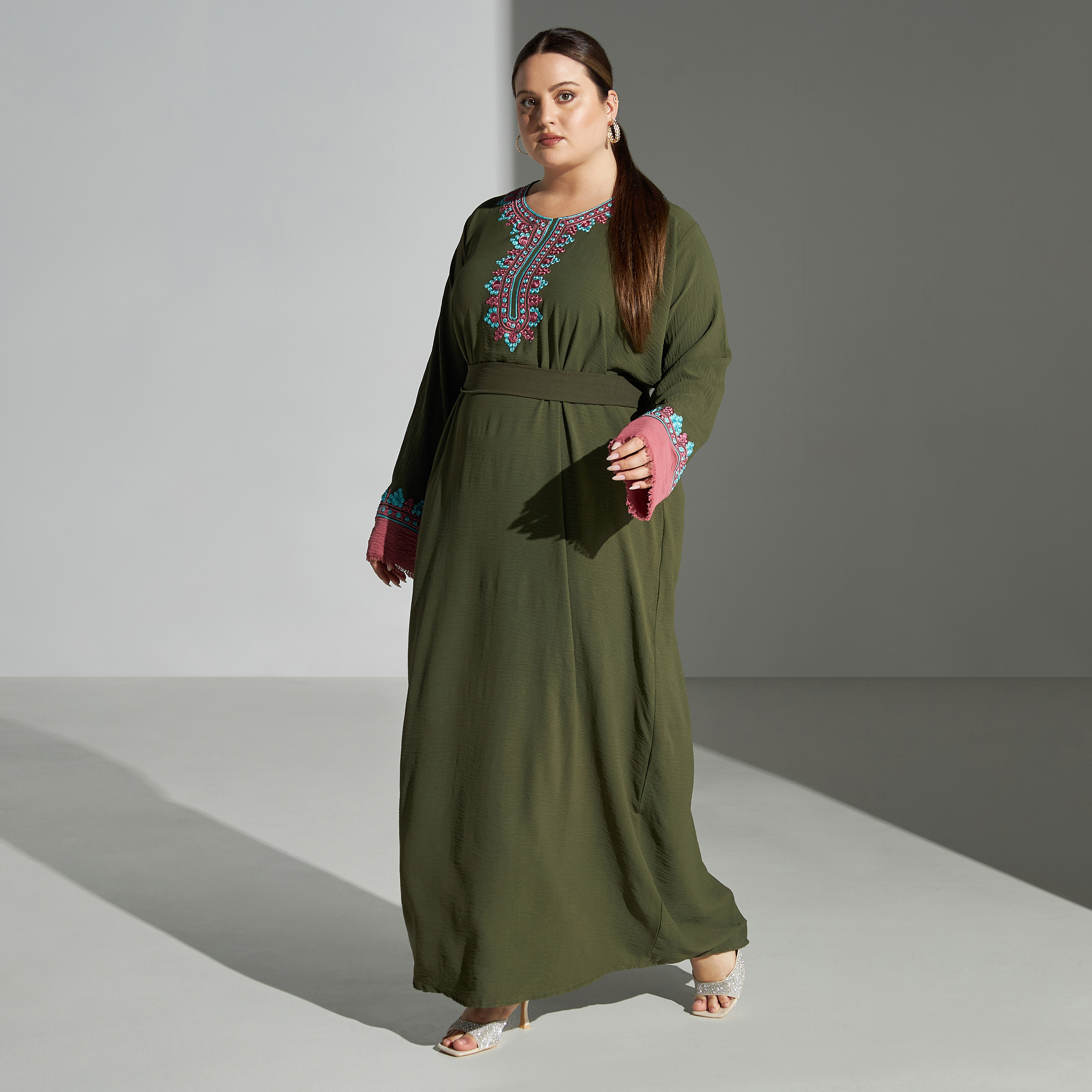 جلابية مقاس كبير مطرّزة بحزام ربط من ملكة-women-arabicclothing-jalabiyas-image-4