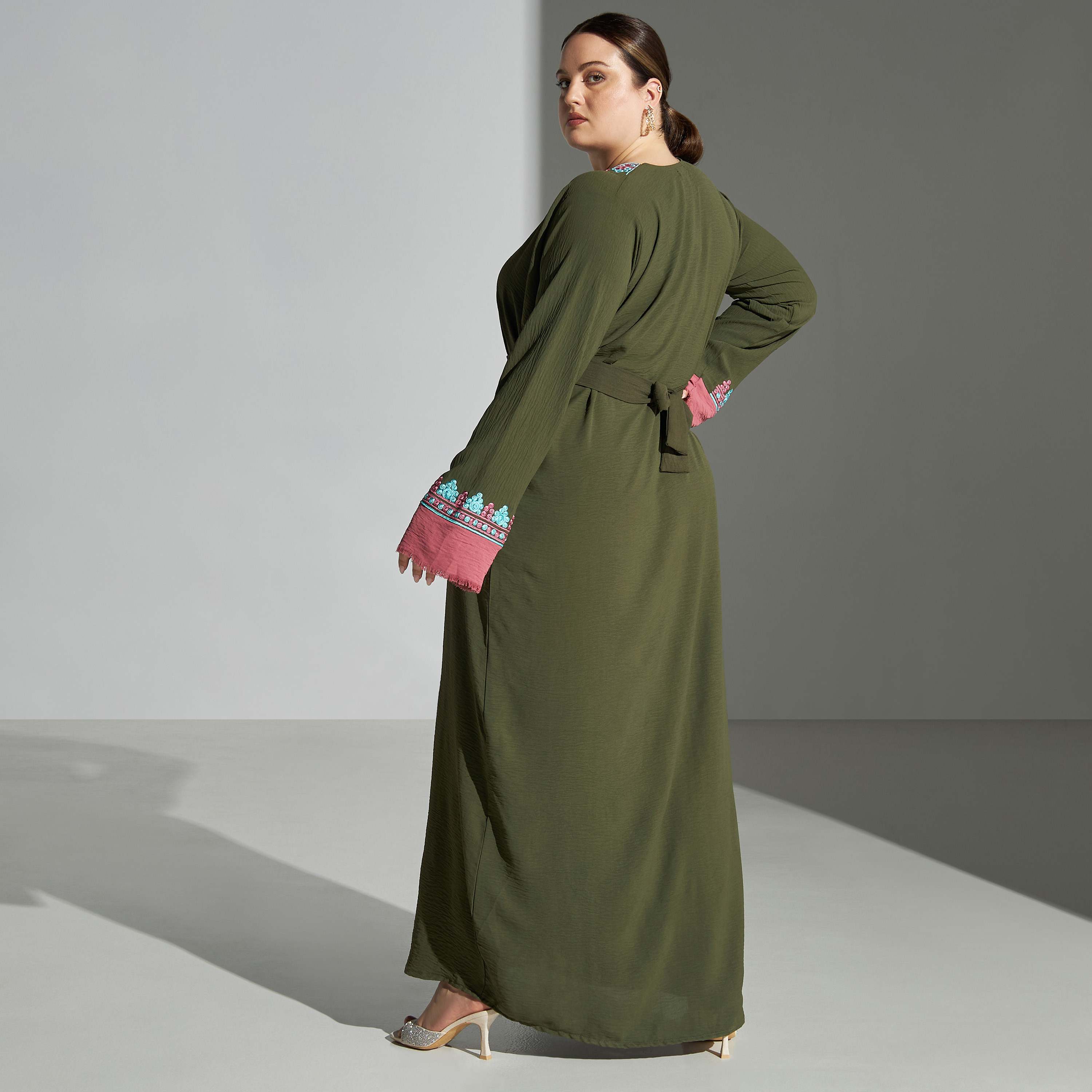 جلابية مقاس كبير مطرّزة بحزام ربط من ملكة-women-arabicclothing-jalabiyas-image-5