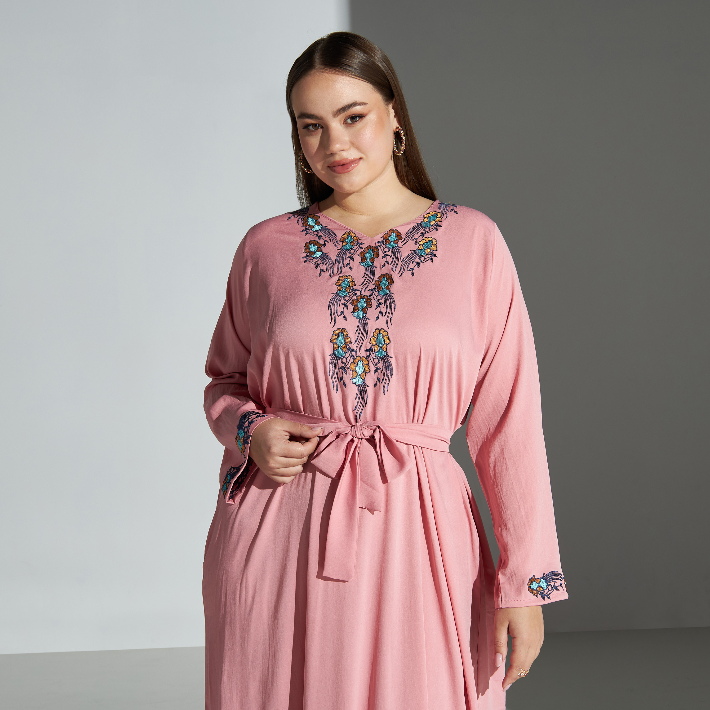 عباية مقاس كبير مطرّزة بحزام ربط من ماليكة-women-arabicclothing-abayas-image-2