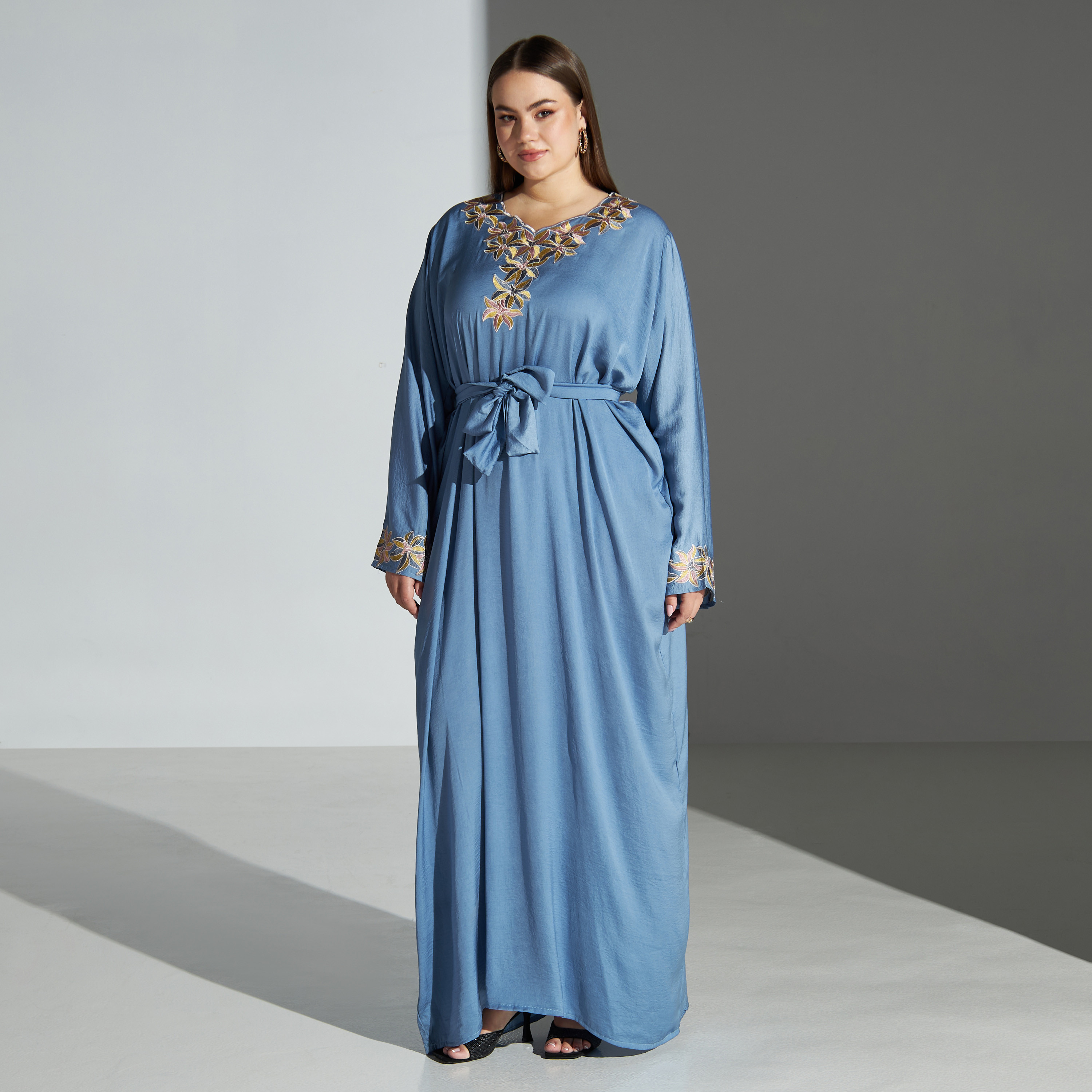 جلابية مقاس كبير بتطريز زهور وبحزام رباط من مليكة -للأم-women-arabicclothing-jalabiyas-image-4