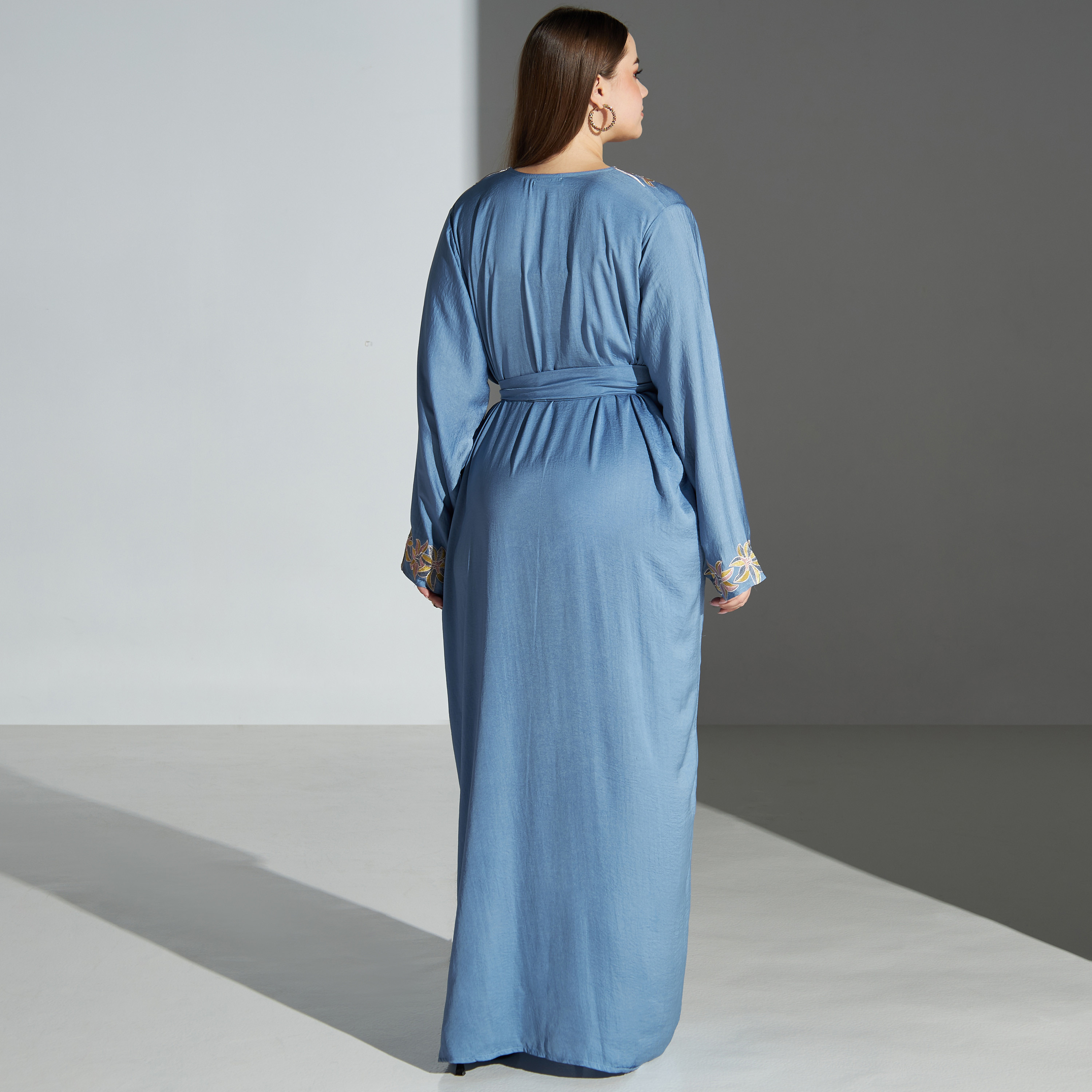 جلابية مقاس كبير بتطريز زهور وبحزام رباط من مليكة -للأم-women-arabicclothing-jalabiyas-image-5