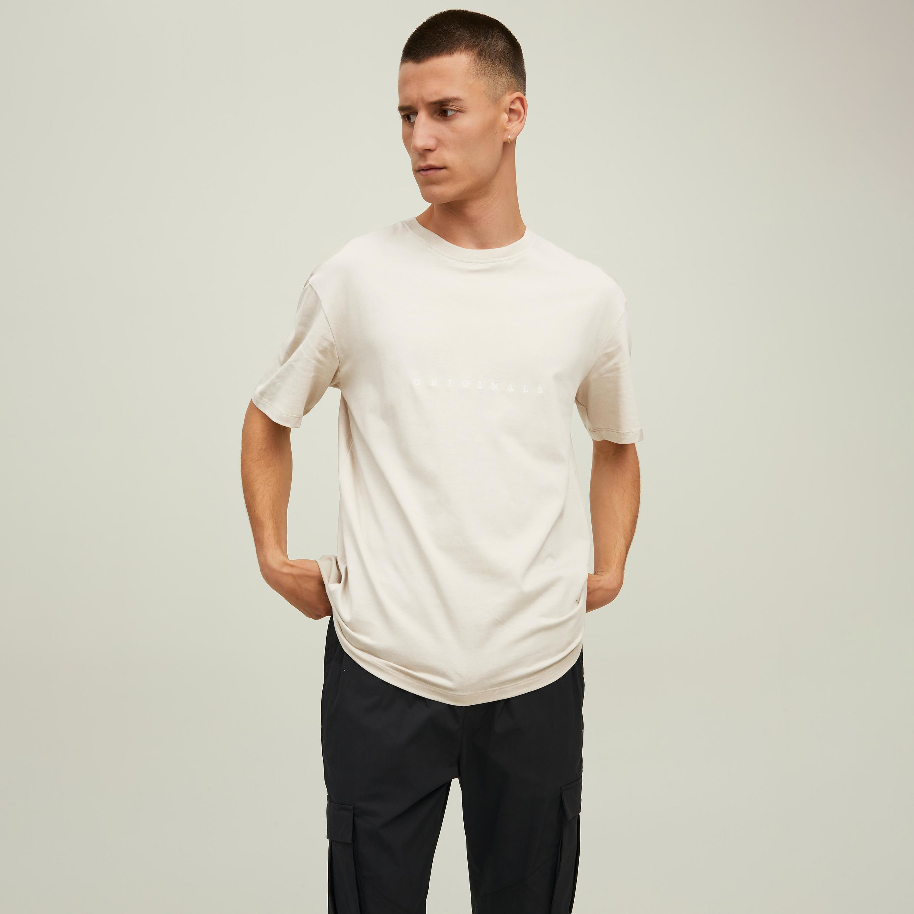 تي شيرت من جاك آند جونز مطرز بأكمام قصيرة و ياقة مستديرة-men-clothing-tshirtsandpolos-tshirts-image-1