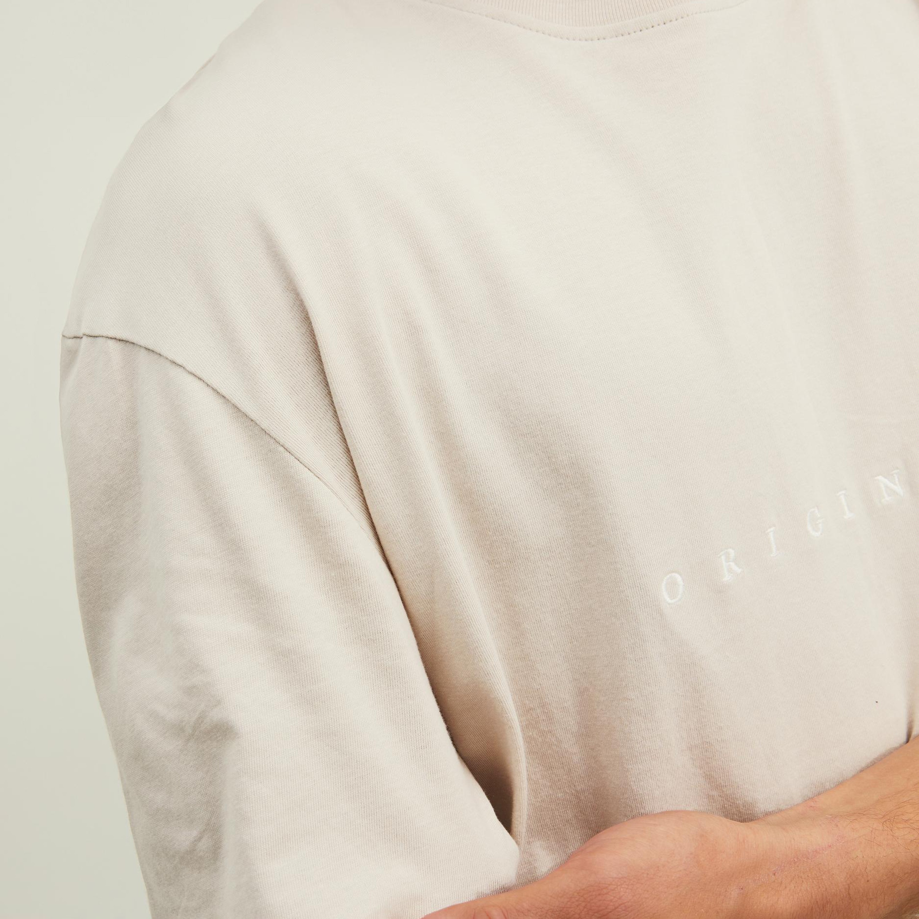 تي شيرت من جاك آند جونز مطرز بأكمام قصيرة و ياقة مستديرة-men-clothing-tshirtsandpolos-tshirts-image-3