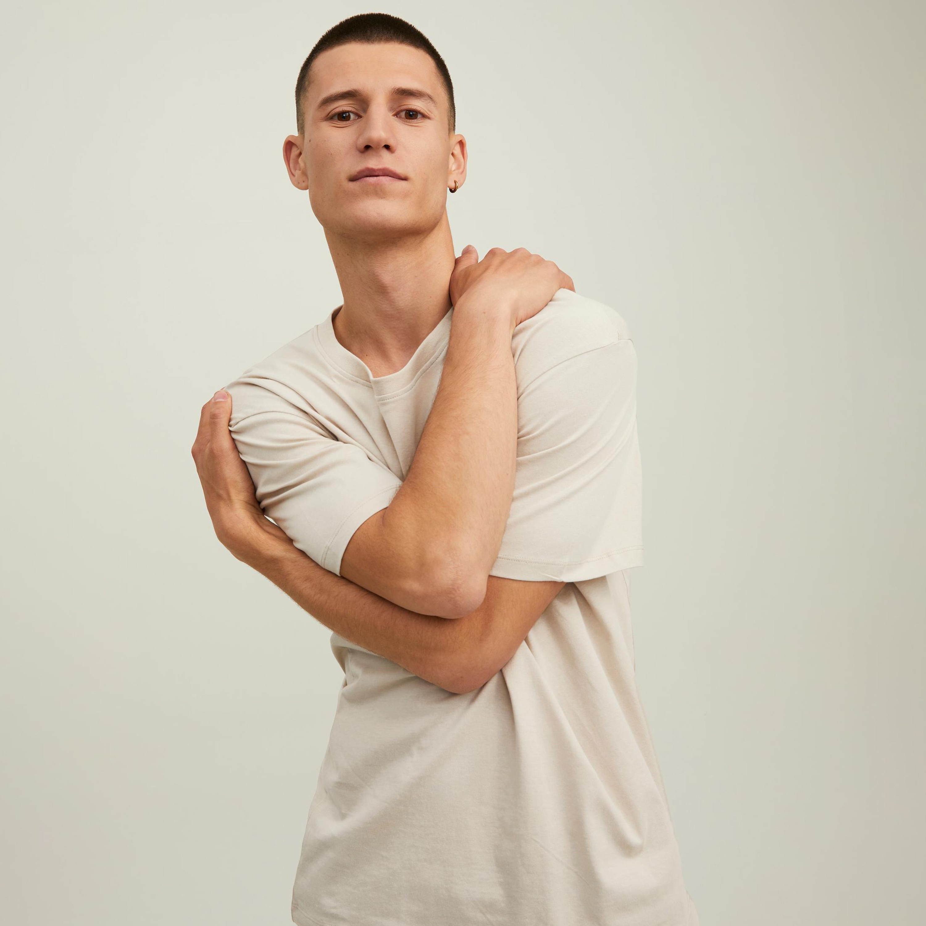 تي شيرت من جاك آند جونز مطرز بأكمام قصيرة و ياقة مستديرة-men-clothing-tshirtsandpolos-tshirts-image-7