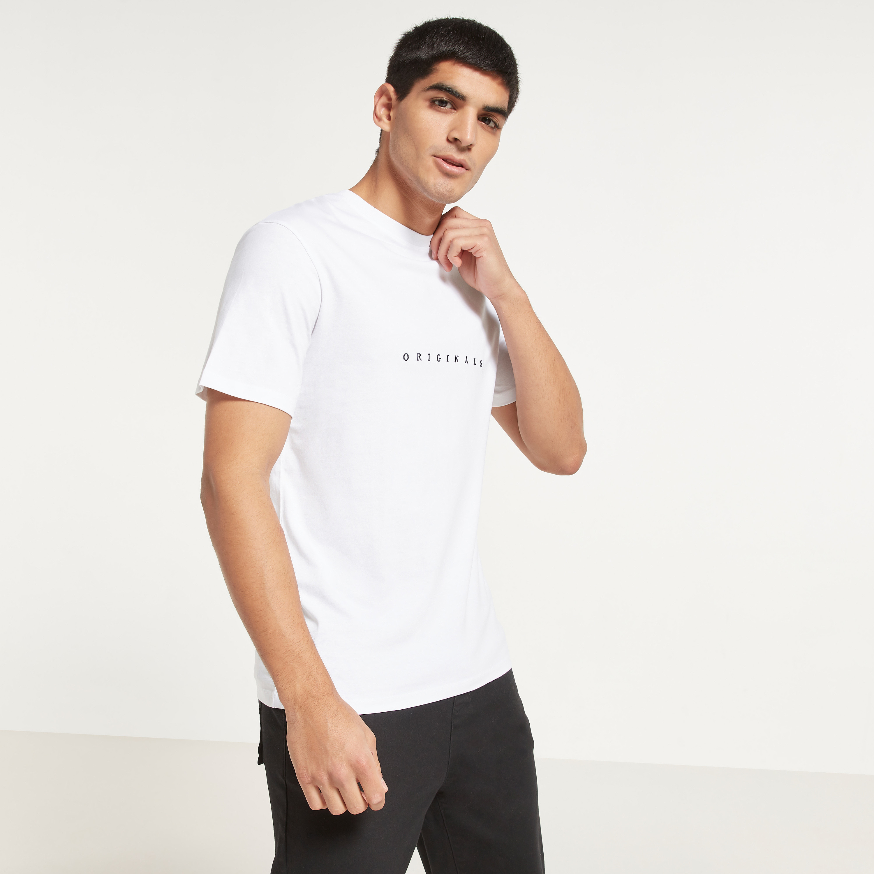 تي شيرت من جاك آند جونز مطرز بأكمام قصيرة و ياقة مستديرة-men-clothing-tshirtsandpolos-tshirts-image-8