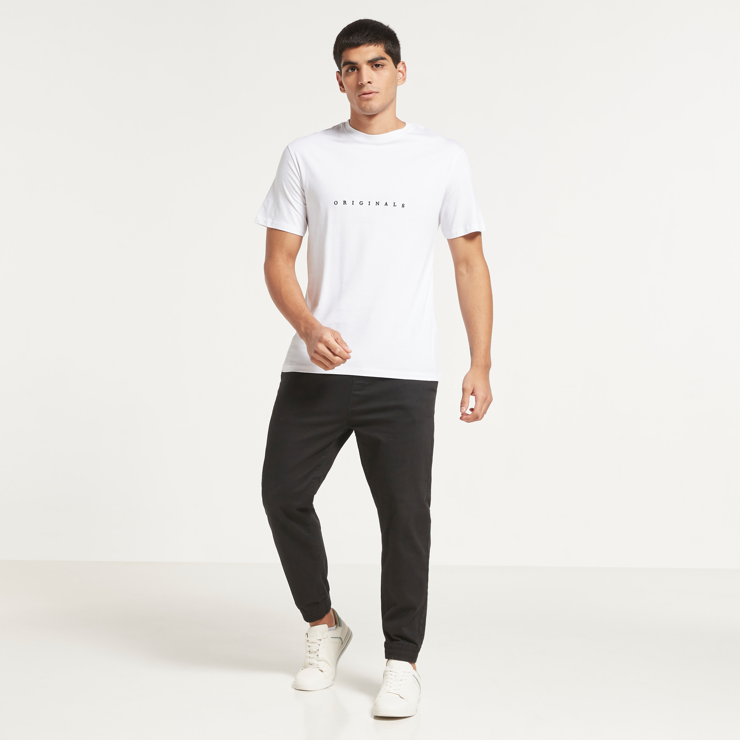 تي شيرت من جاك آند جونز مطرز بأكمام قصيرة و ياقة مستديرة-men-clothing-tshirtsandpolos-tshirts-image-9