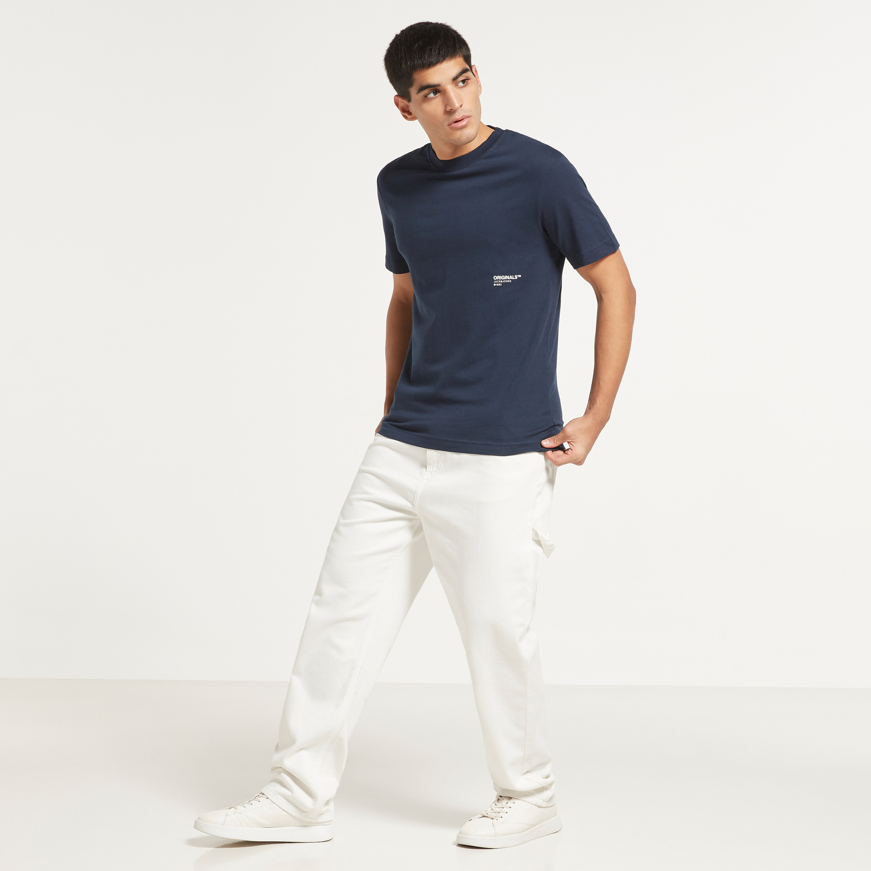 تي شيرت من جاك آند جونز مطبوع بأكمام قصيرة و ياقة مستديرة-men-clothing-tshirtsandpolos-tshirts-image-2