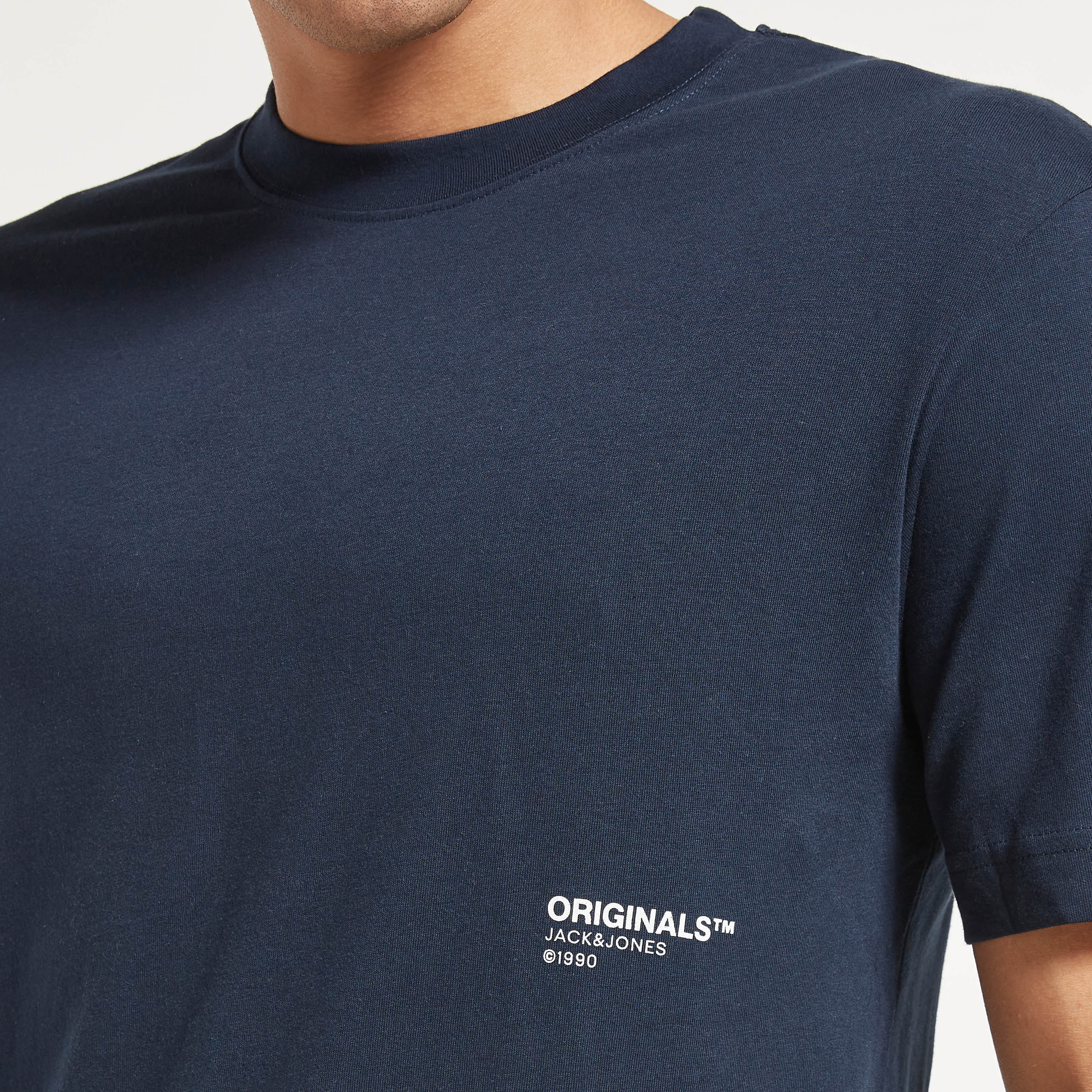 تي شيرت من جاك آند جونز مطبوع بأكمام قصيرة و ياقة مستديرة-men-clothing-tshirtsandpolos-tshirts-image-4