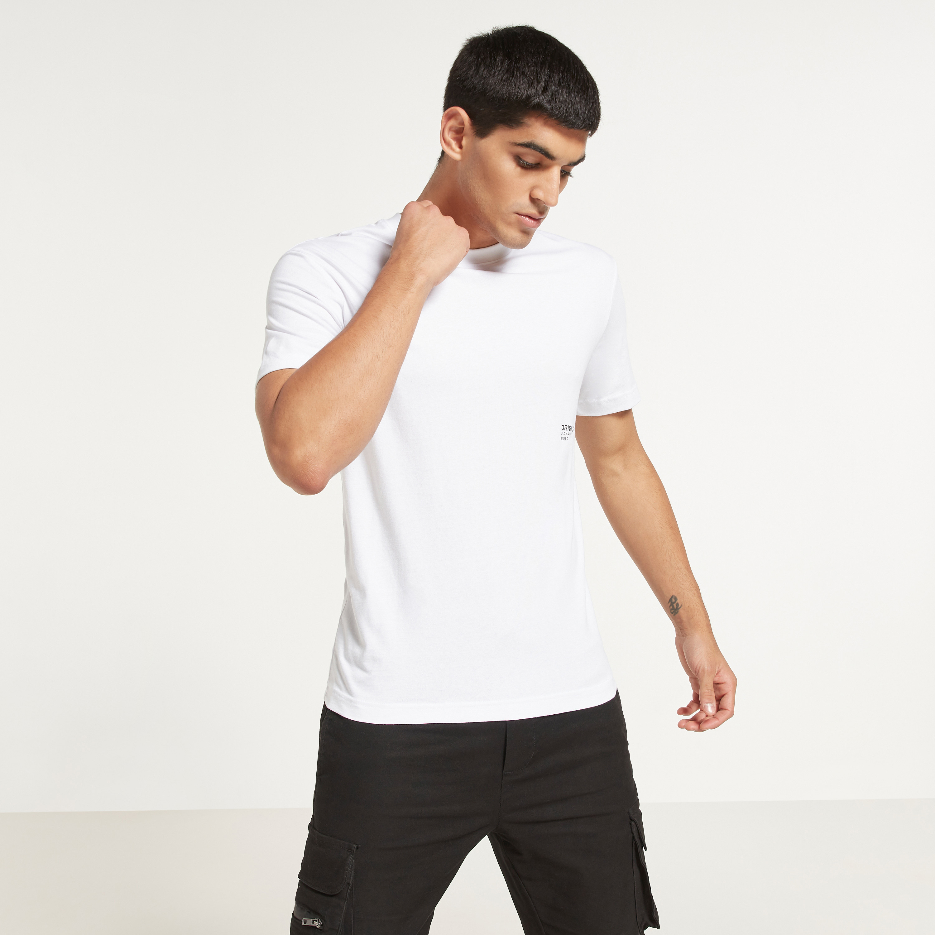 تي شيرت من جاك آند جونز مطبوع بأكمام قصيرة و ياقة مستديرة-men-clothing-tshirtsandpolos-tshirts-image-7
