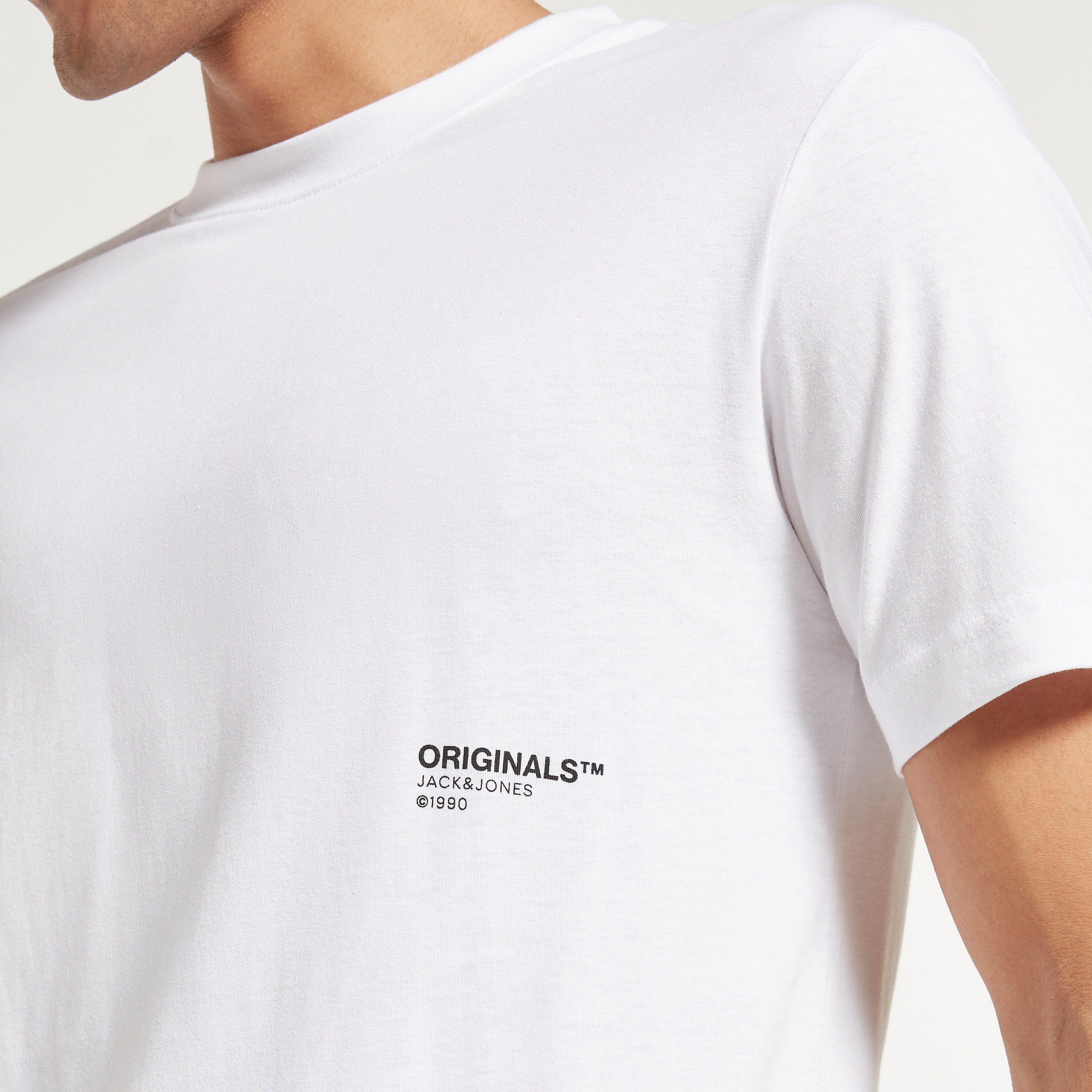 تي شيرت من جاك آند جونز مطبوع بأكمام قصيرة و ياقة مستديرة-men-clothing-tshirtsandpolos-tshirts-image-8
