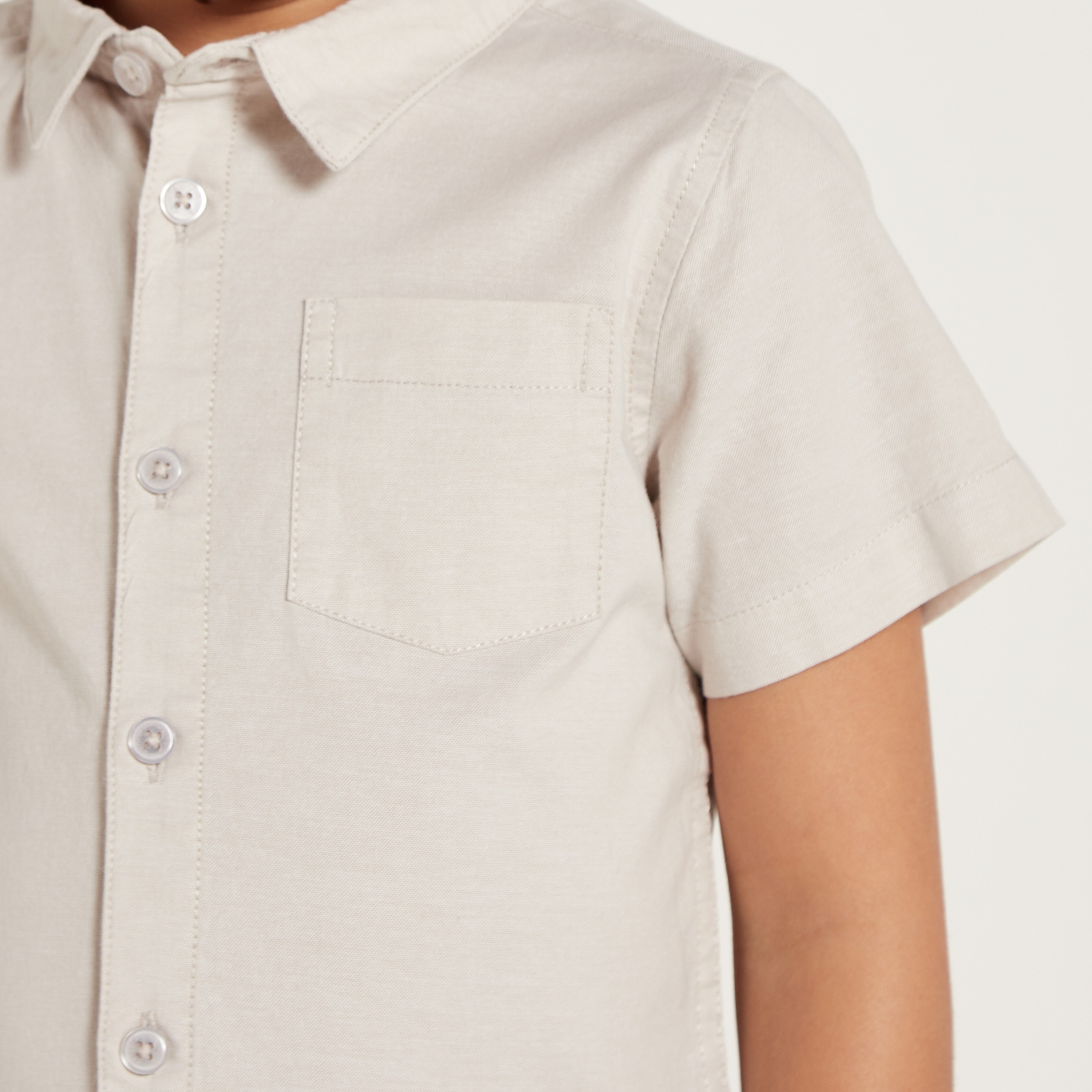 قميص سادة بأزرار وجيب على الصدر من جونيورز-boys-clothing-shirts-image-2