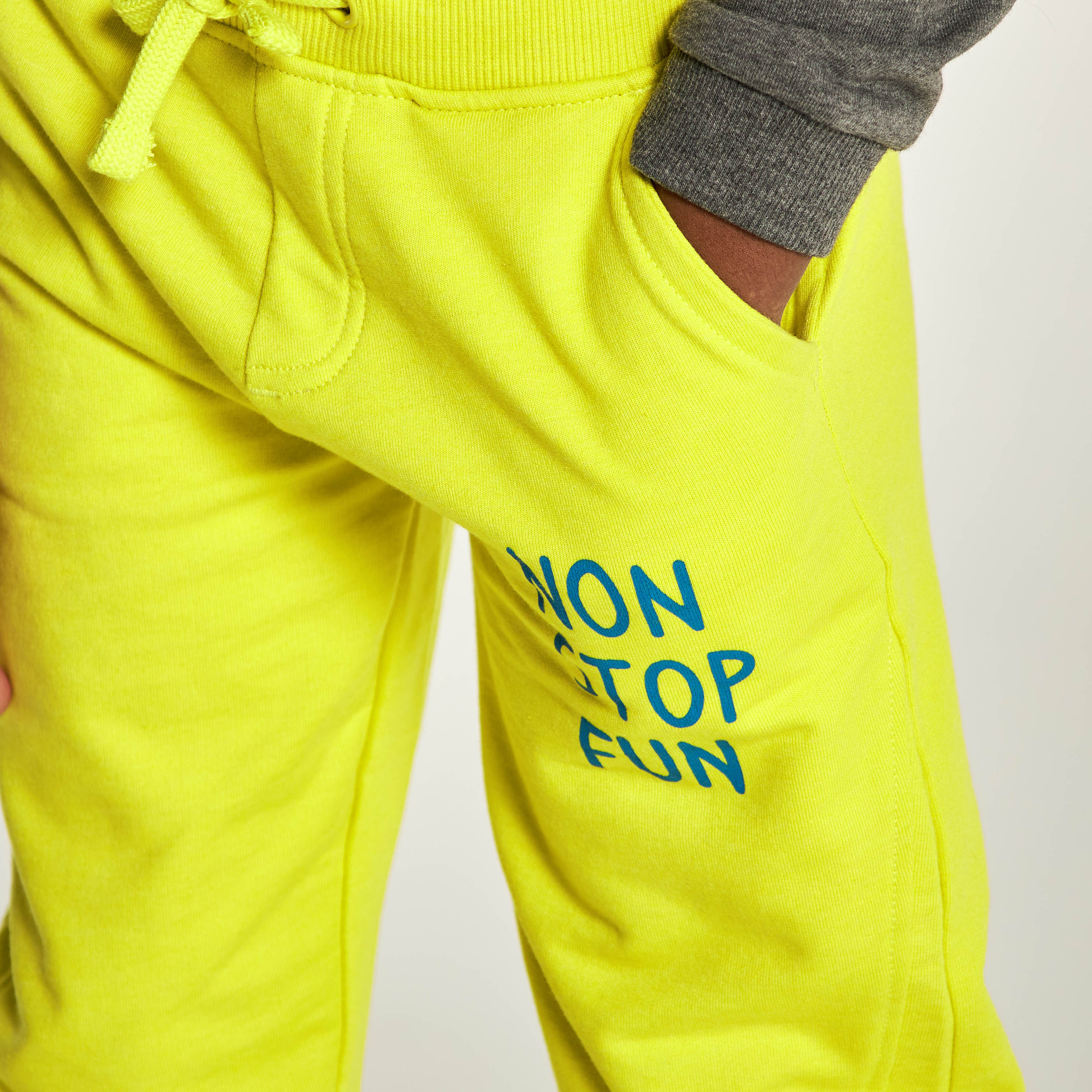 Juniors Typographic Print Joggers with Drawstring Closure and Pockets-boys-clothing-bottoms-joggersandtrackpants-image-3