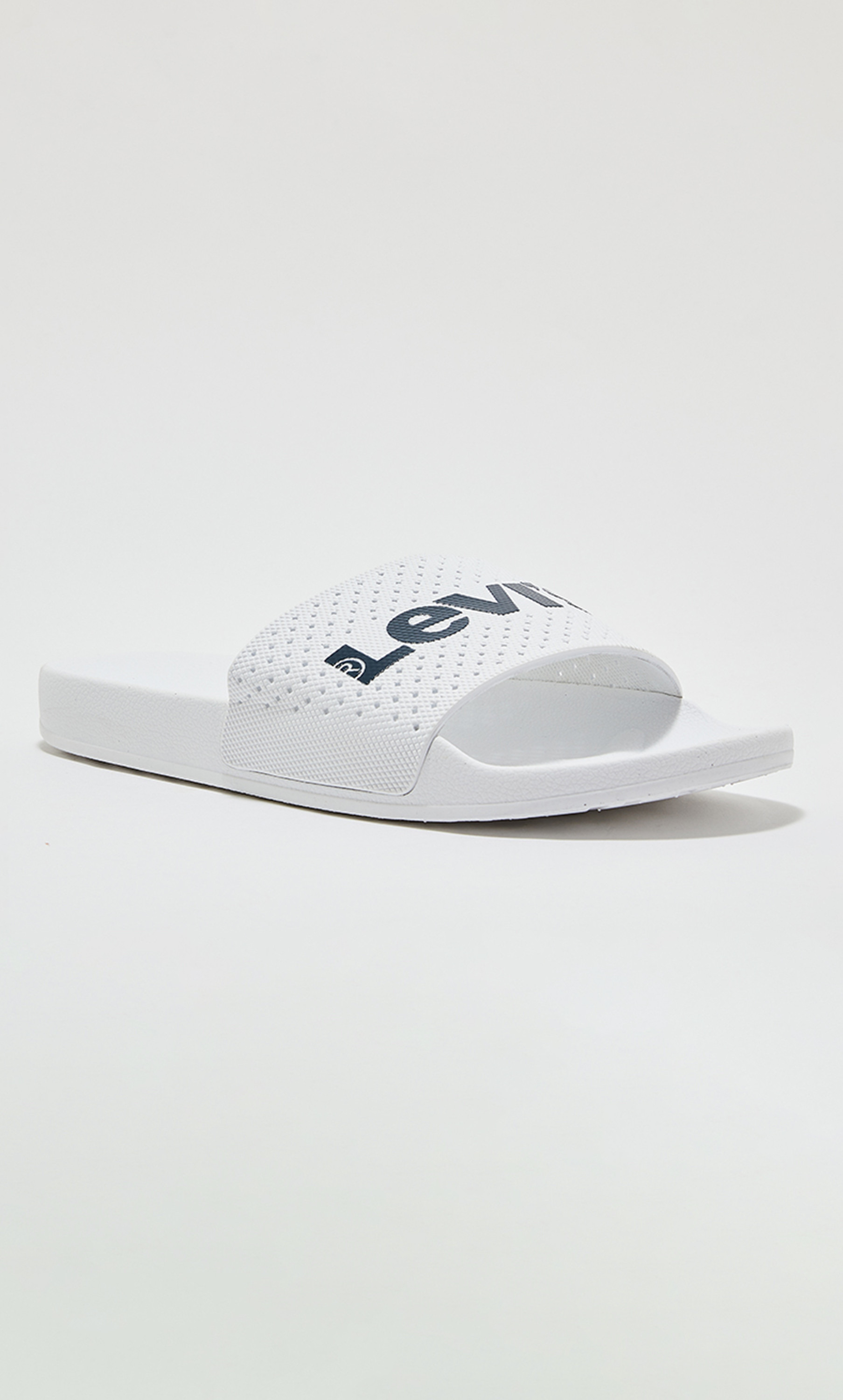 سلايدرز ليفايز للرجال مع لون ابیض بشعار مفتوح مع منسوج من الأمام-men-shoes-flipflopsandslides-image-1