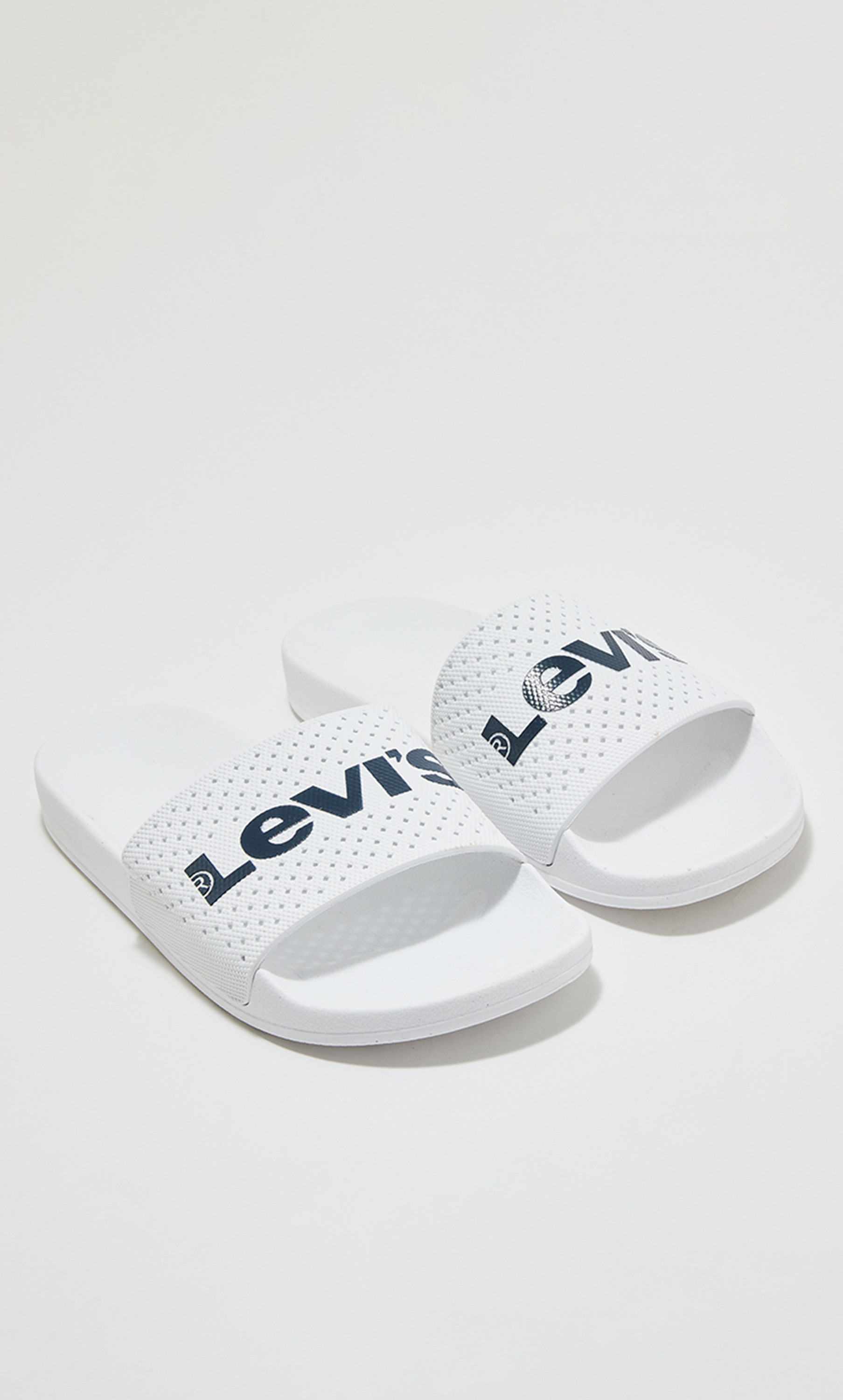 سلايدرز ليفايز للرجال مع لون ابیض بشعار مفتوح مع منسوج من الأمام-men-shoes-flipflopsandslides-image-4