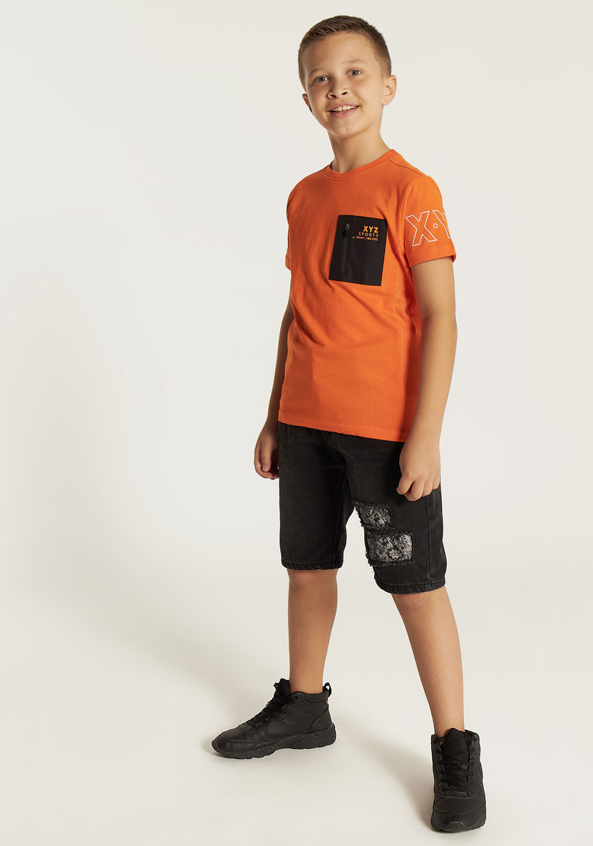 XYZ Graphic Print T-shirt with Short Sleeves and Zippered Pocket-T Shirts-image-1