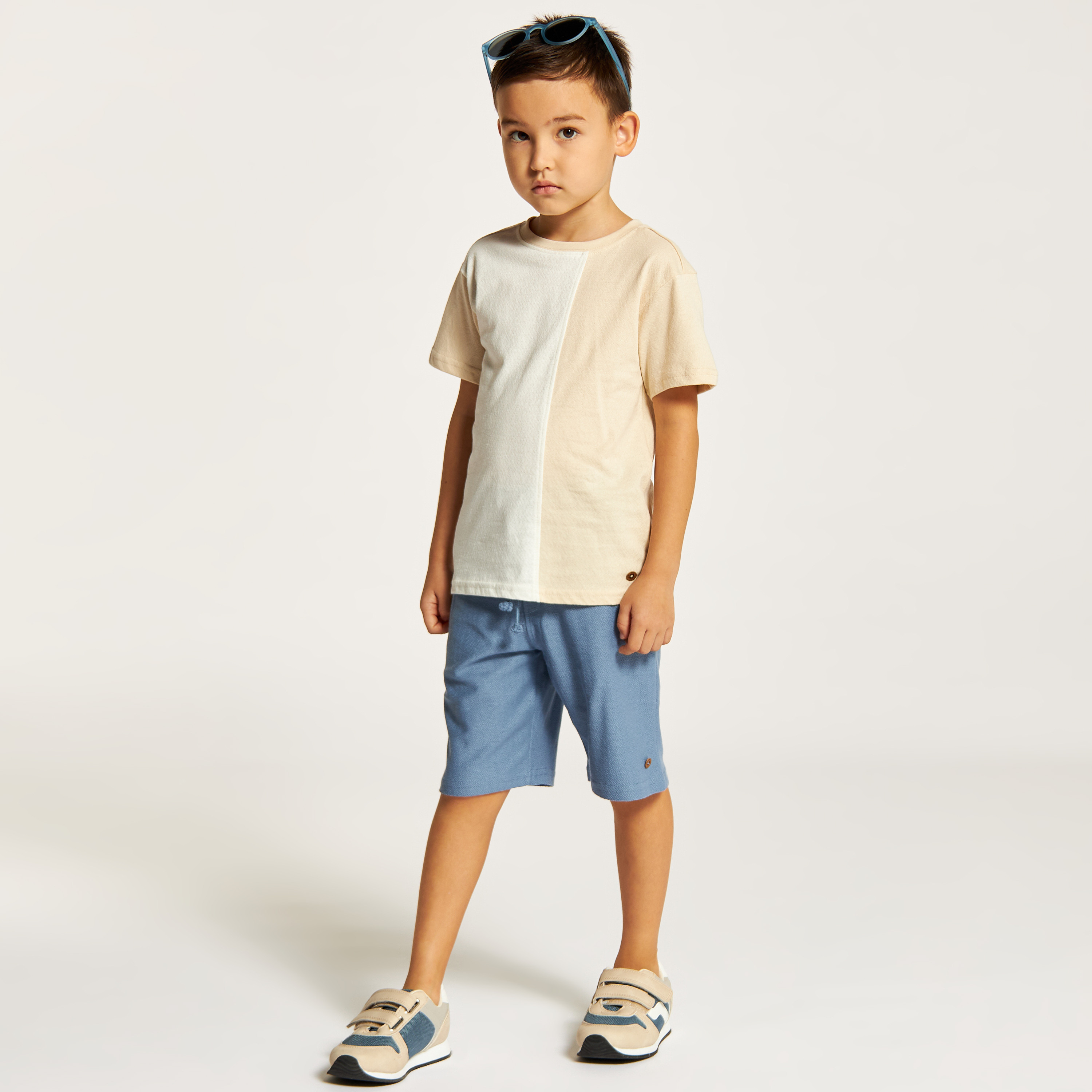 طقم شورت وتيشيرت بياقة ضيقة وقوالب ملونة-boys-clothing-setsandcoords-image-1