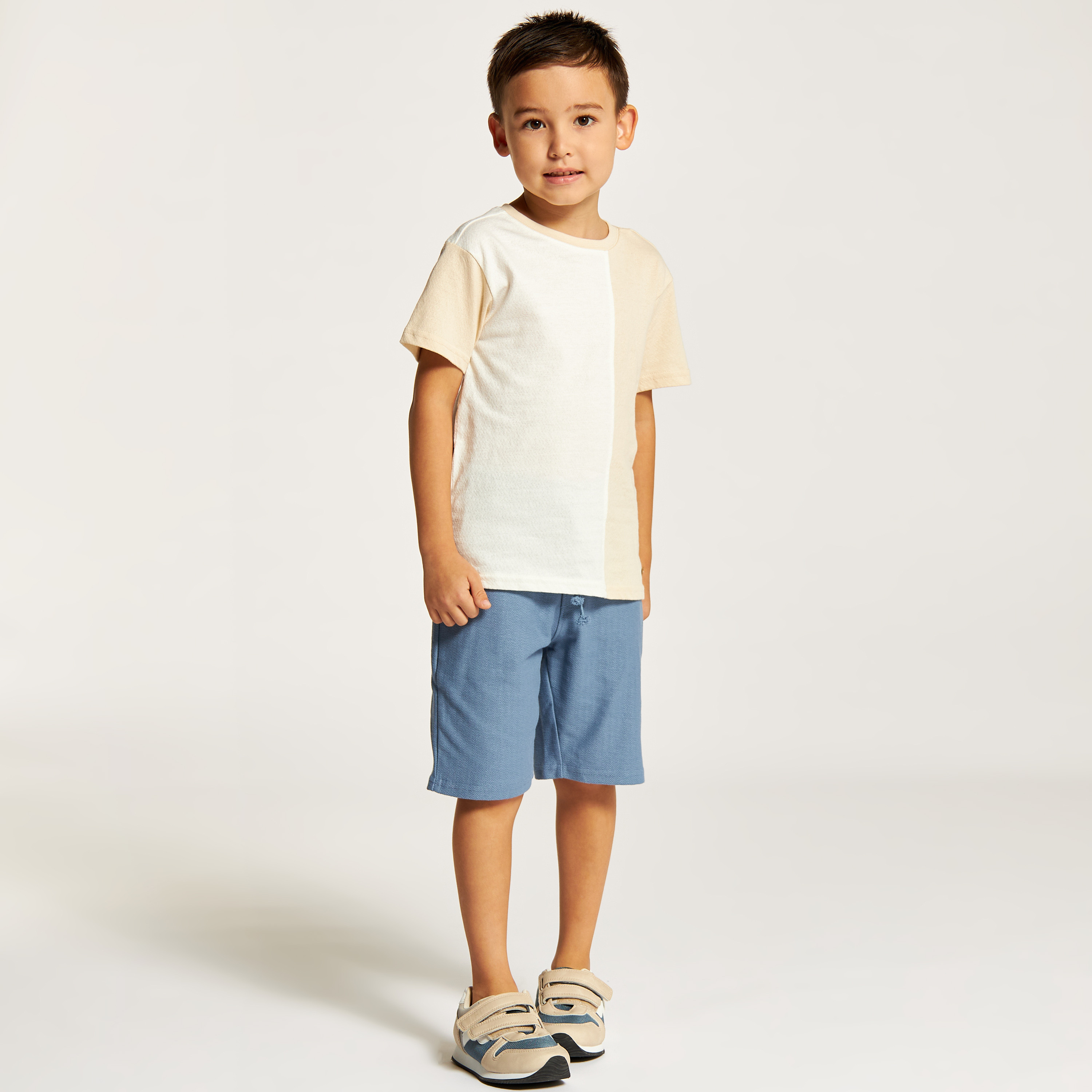 طقم شورت وتيشيرت بياقة ضيقة وقوالب ملونة-boys-clothing-setsandcoords-image-2