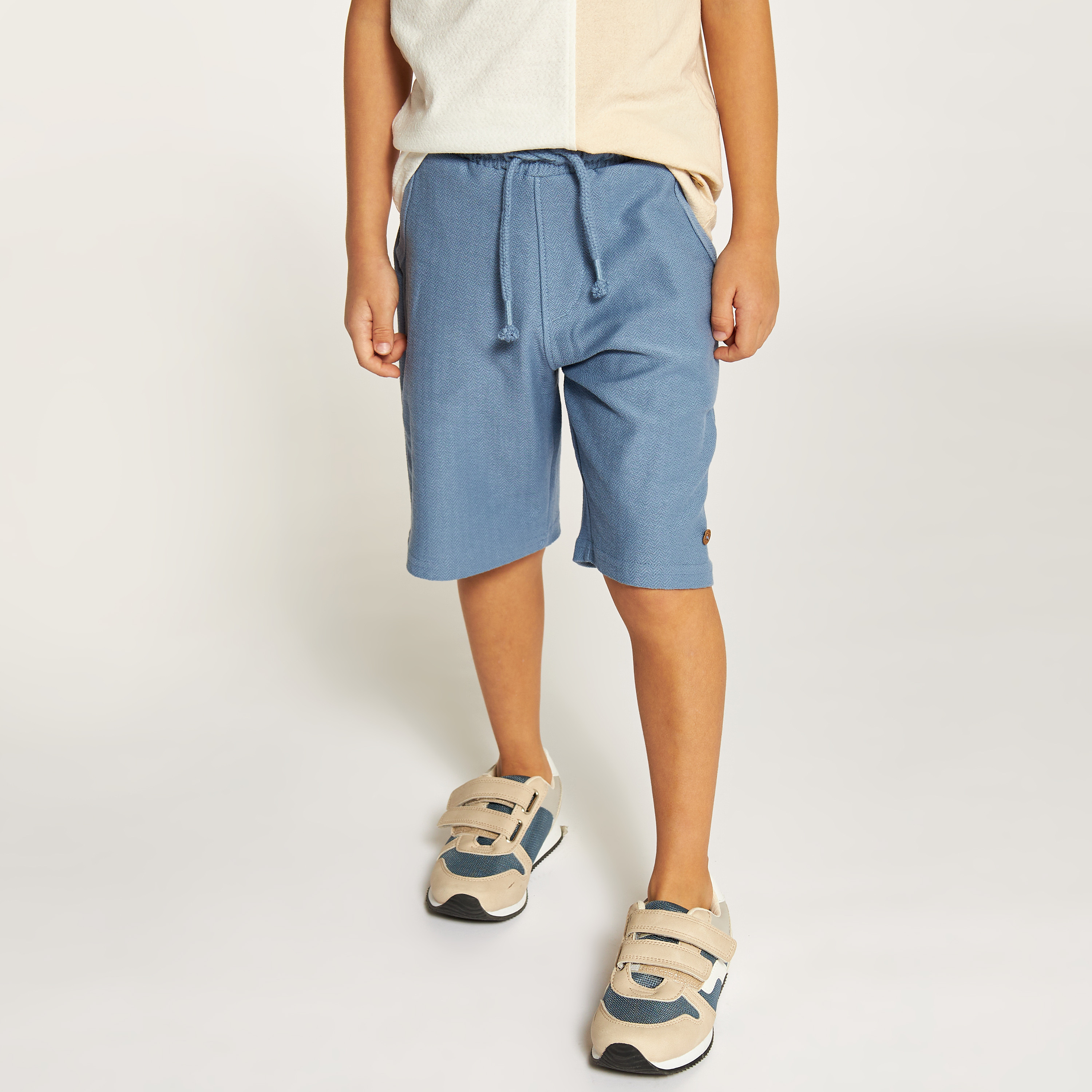 طقم شورت وتيشيرت بياقة ضيقة وقوالب ملونة-boys-clothing-setsandcoords-image-4