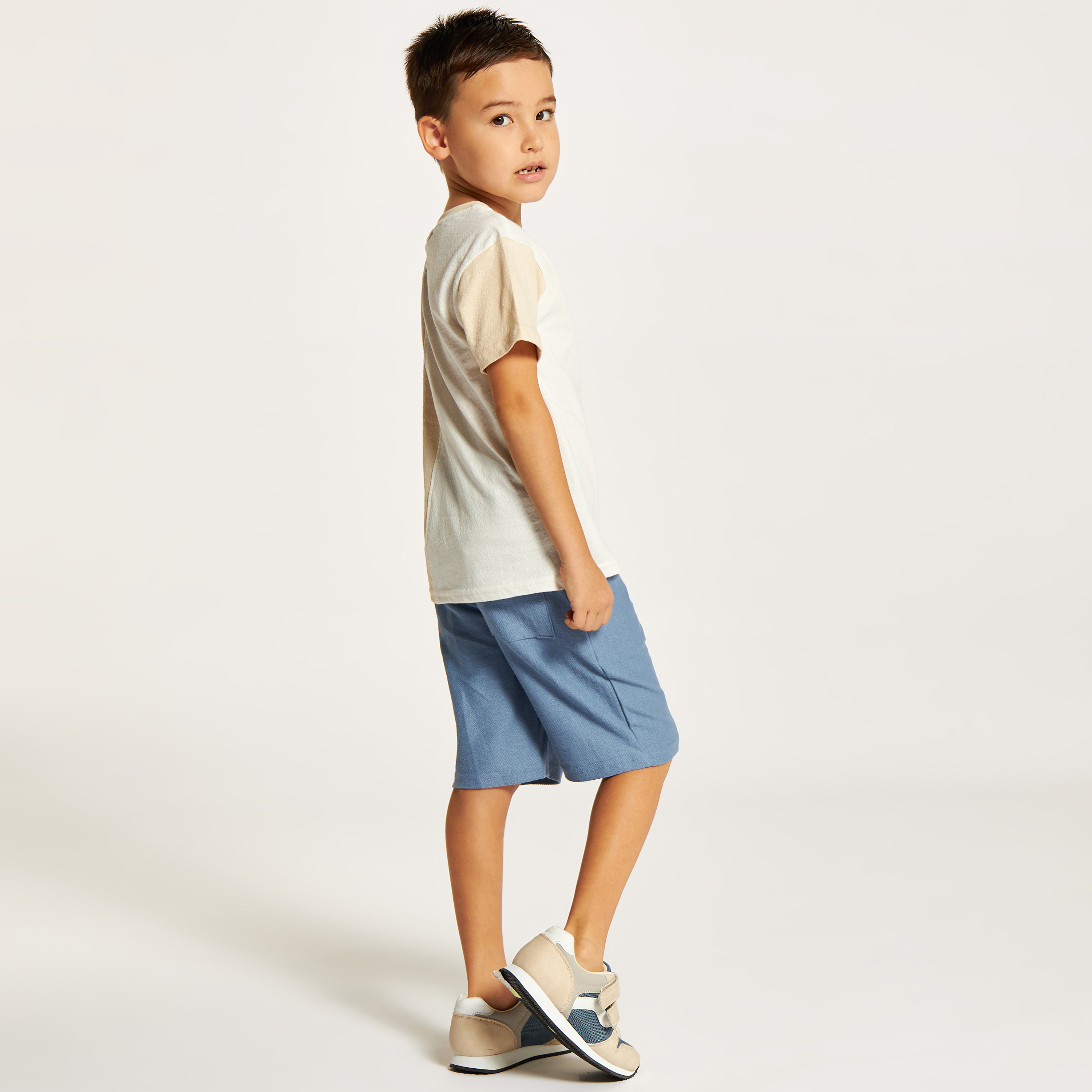 طقم شورت وتيشيرت بياقة ضيقة وقوالب ملونة-boys-clothing-setsandcoords-image-5