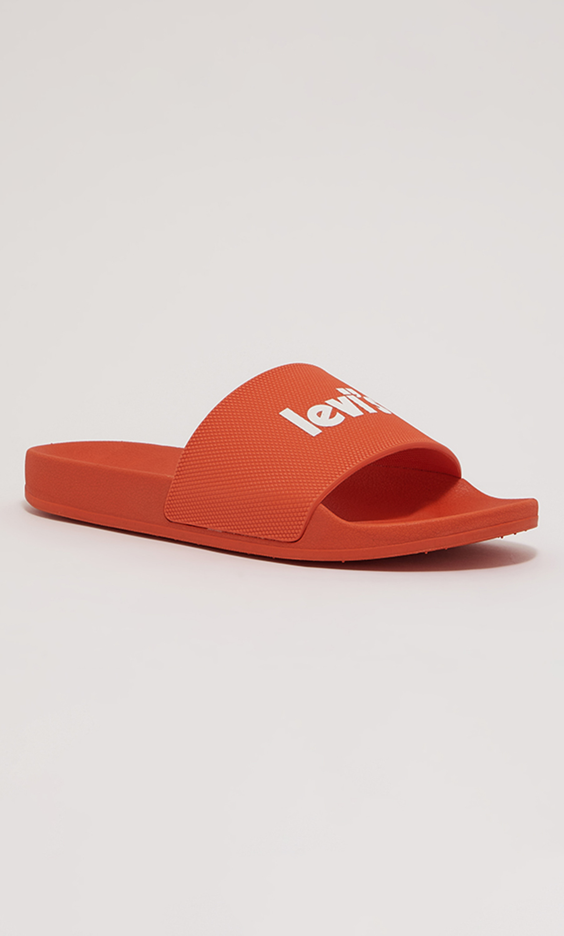 سلايدرز ليفايز للنساء مع لون برتقالي بشعار مفتوح من الأمام مع منسوج-women-shoes-flipflopsandslides-image-1