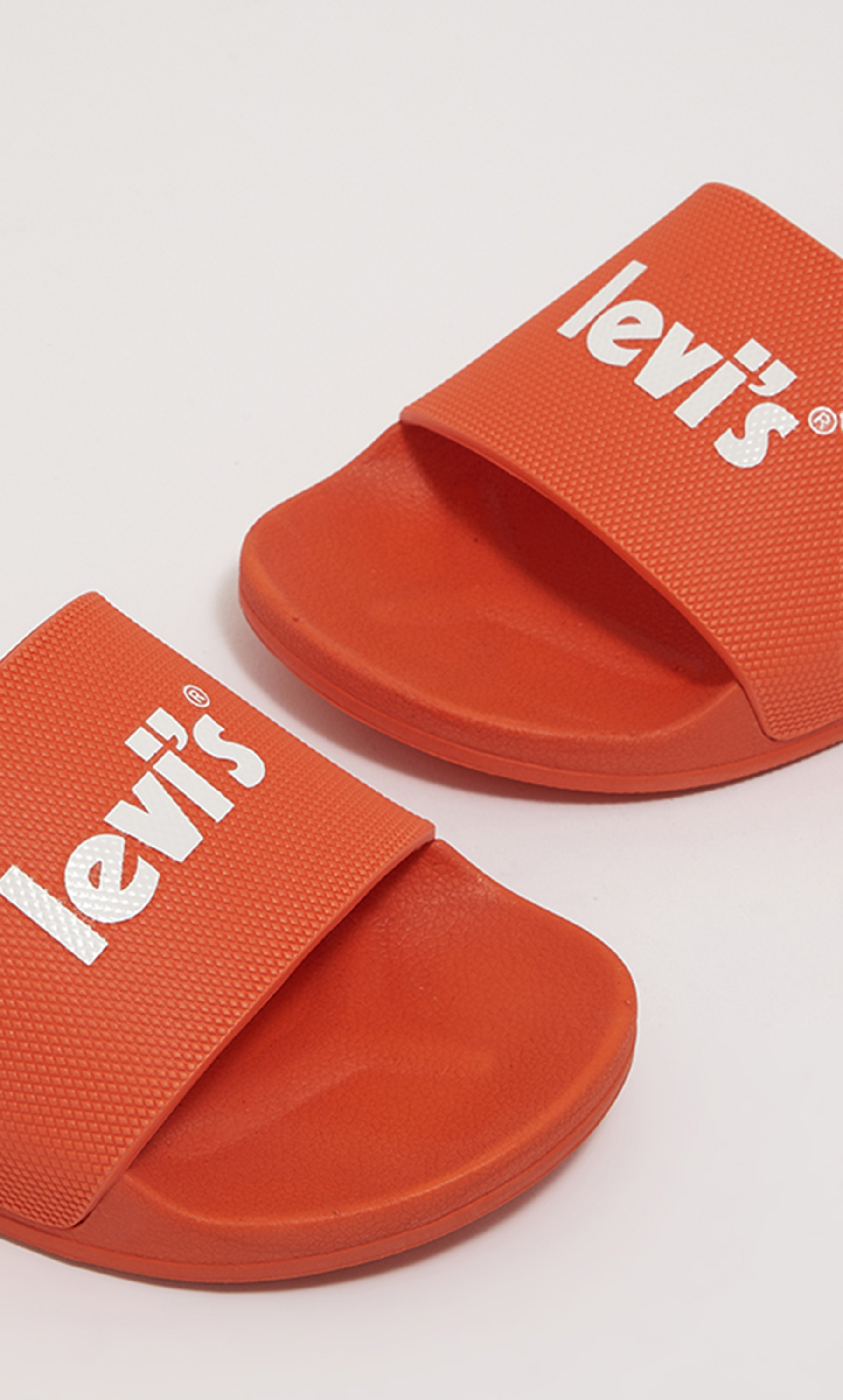 سلايدرز ليفايز للنساء مع لون برتقالي بشعار مفتوح من الأمام مع منسوج-women-shoes-flipflopsandslides-image-4