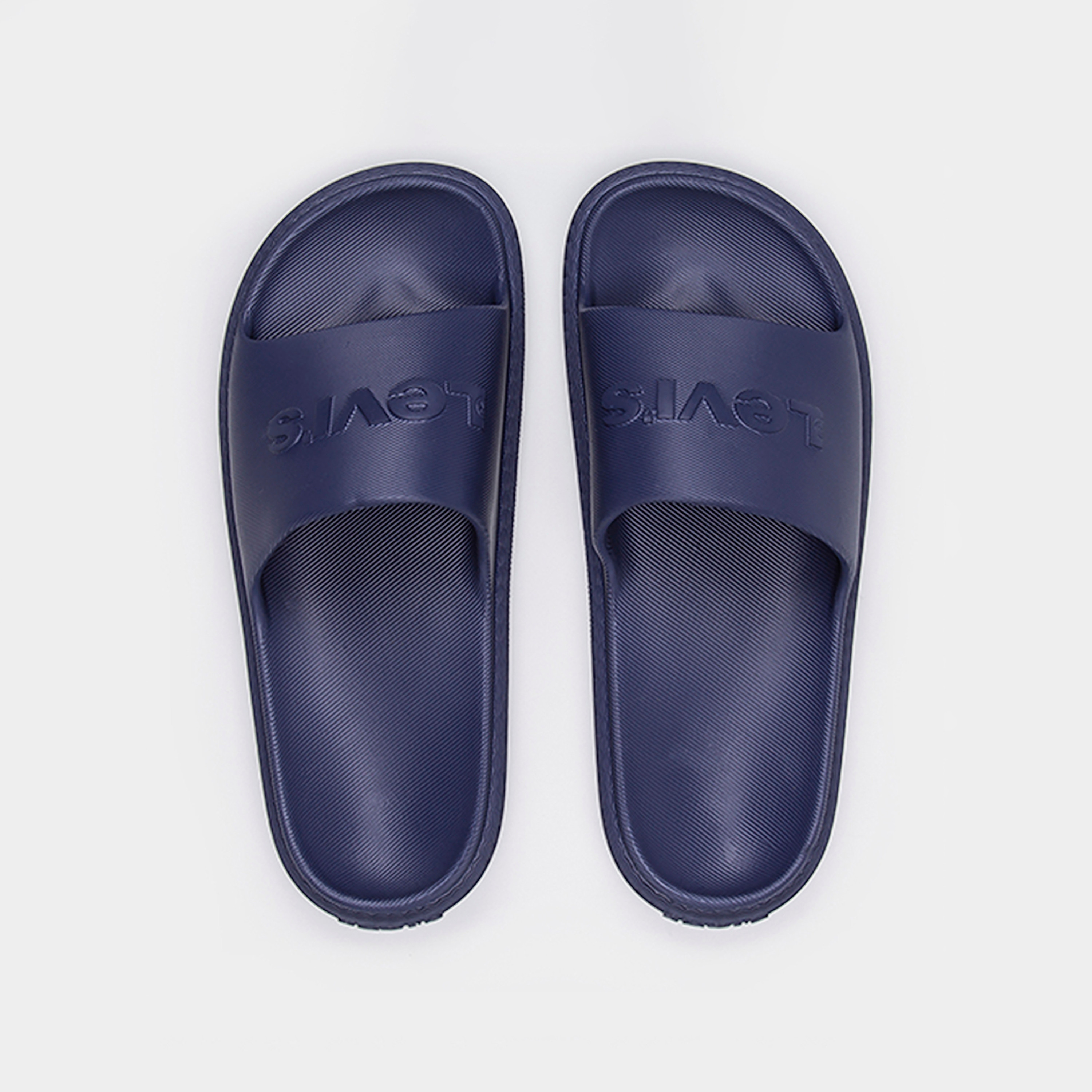 سلايدس رجالي مفتوح من الأمام مع ديتيل بشعار ذو جون نيكست من ليفايز | D79030003-men-shoes-flipflopsandslides-image-1