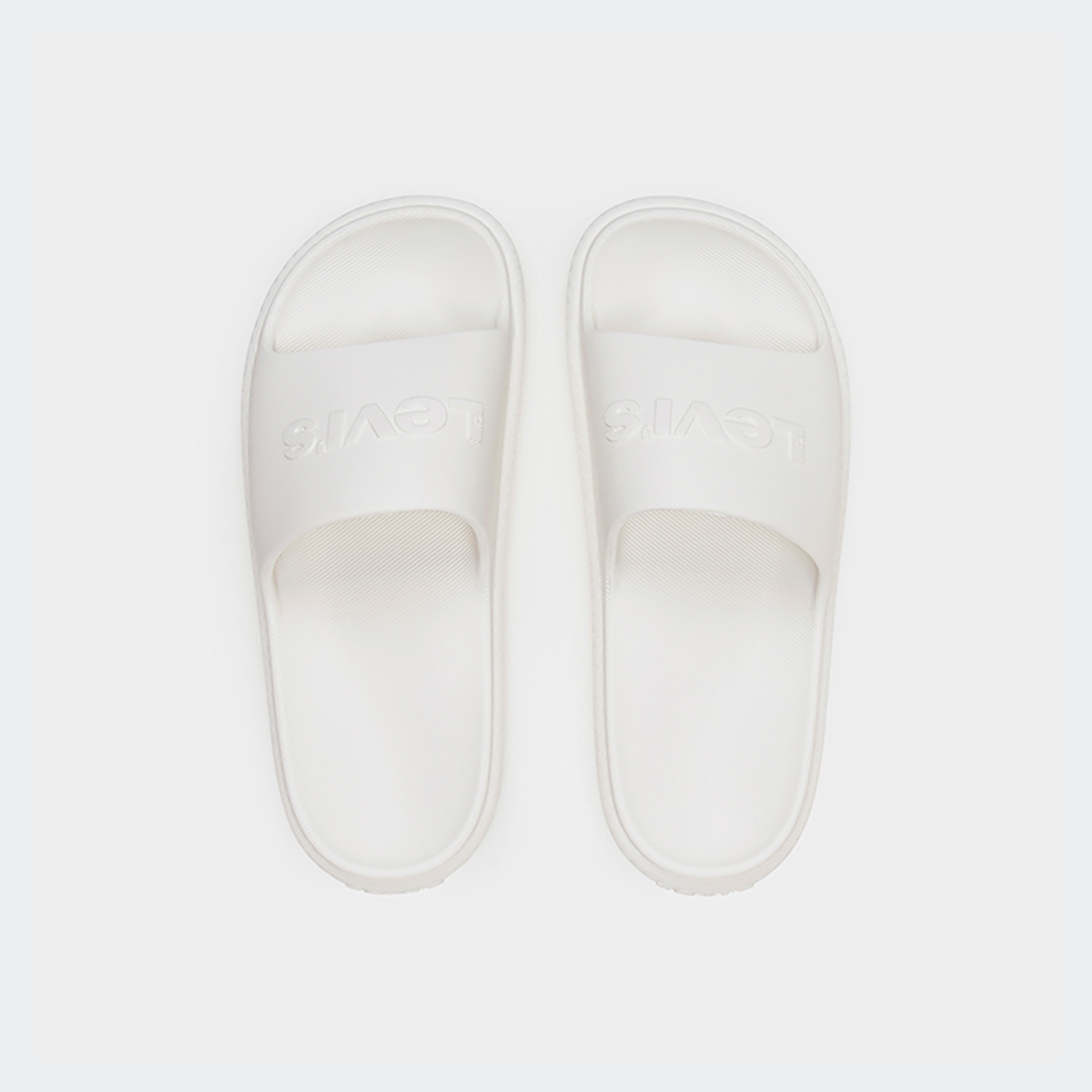 سلايدس نسائي مفتوح من الأمام مع ديتيل بشعار ذو جون نيكست من ليفايز | D79040003-women-shoes-flipflopsandslides-image-1