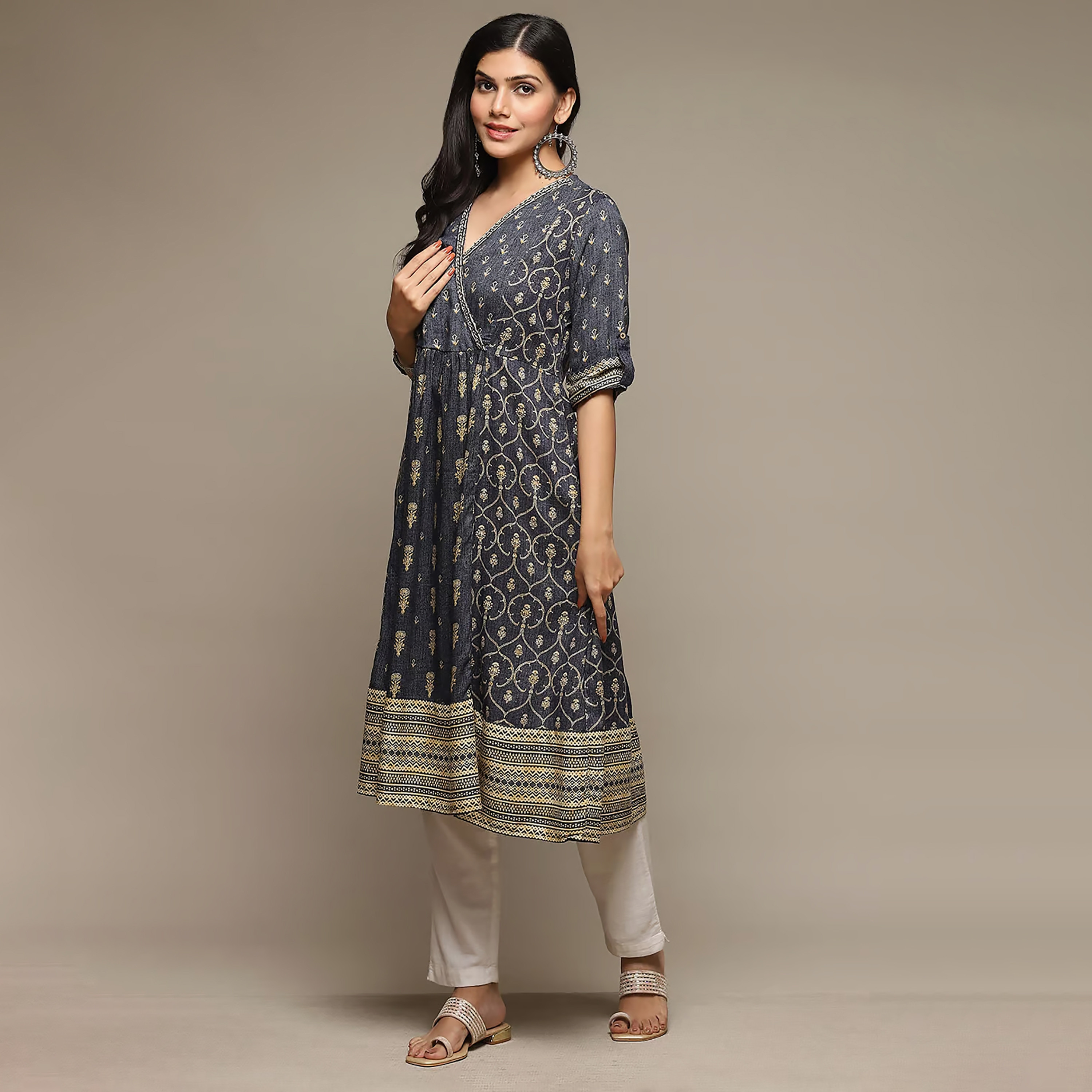 كورتا مستقيمة مطرزة برقبة على شكل وى مع مزين بمطرز من بيبا-women-clothing-ethnicwear-dresses-image-2