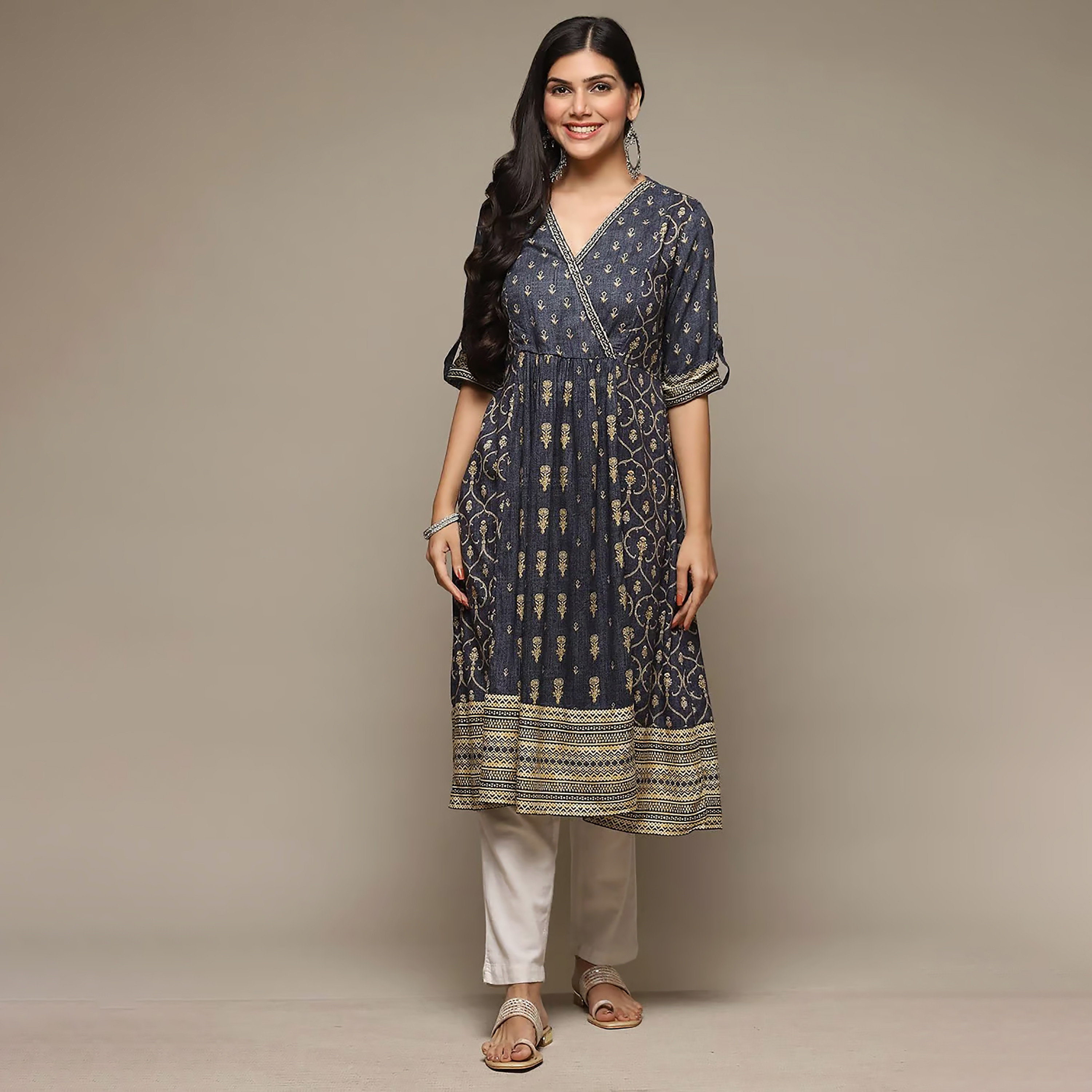 كورتا مستقيمة مطرزة برقبة على شكل وى مع مزين بمطرز من بيبا-women-clothing-ethnicwear-dresses-image-4