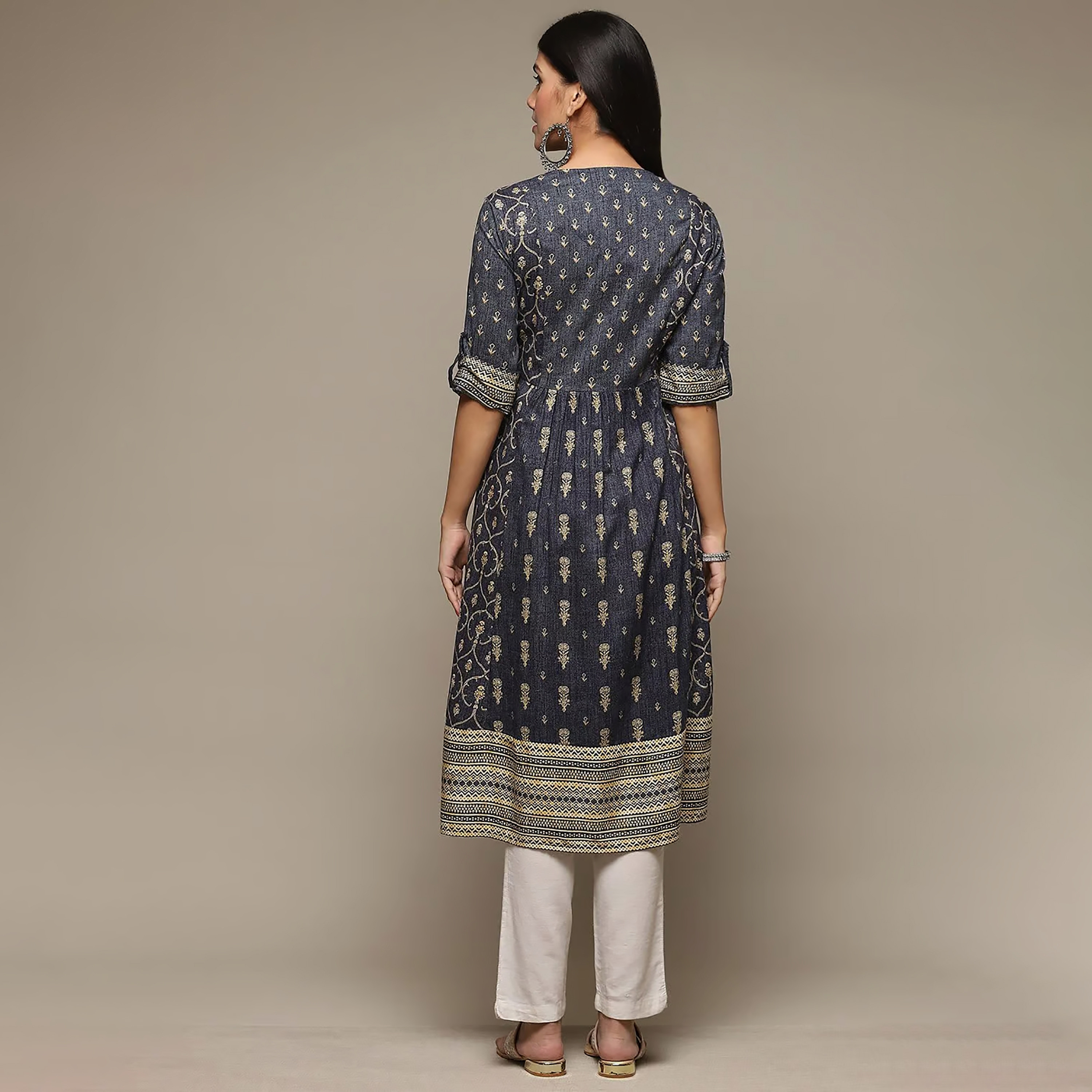 كورتا مستقيمة مطرزة برقبة على شكل وى مع مزين بمطرز من بيبا-women-clothing-ethnicwear-dresses-image-5