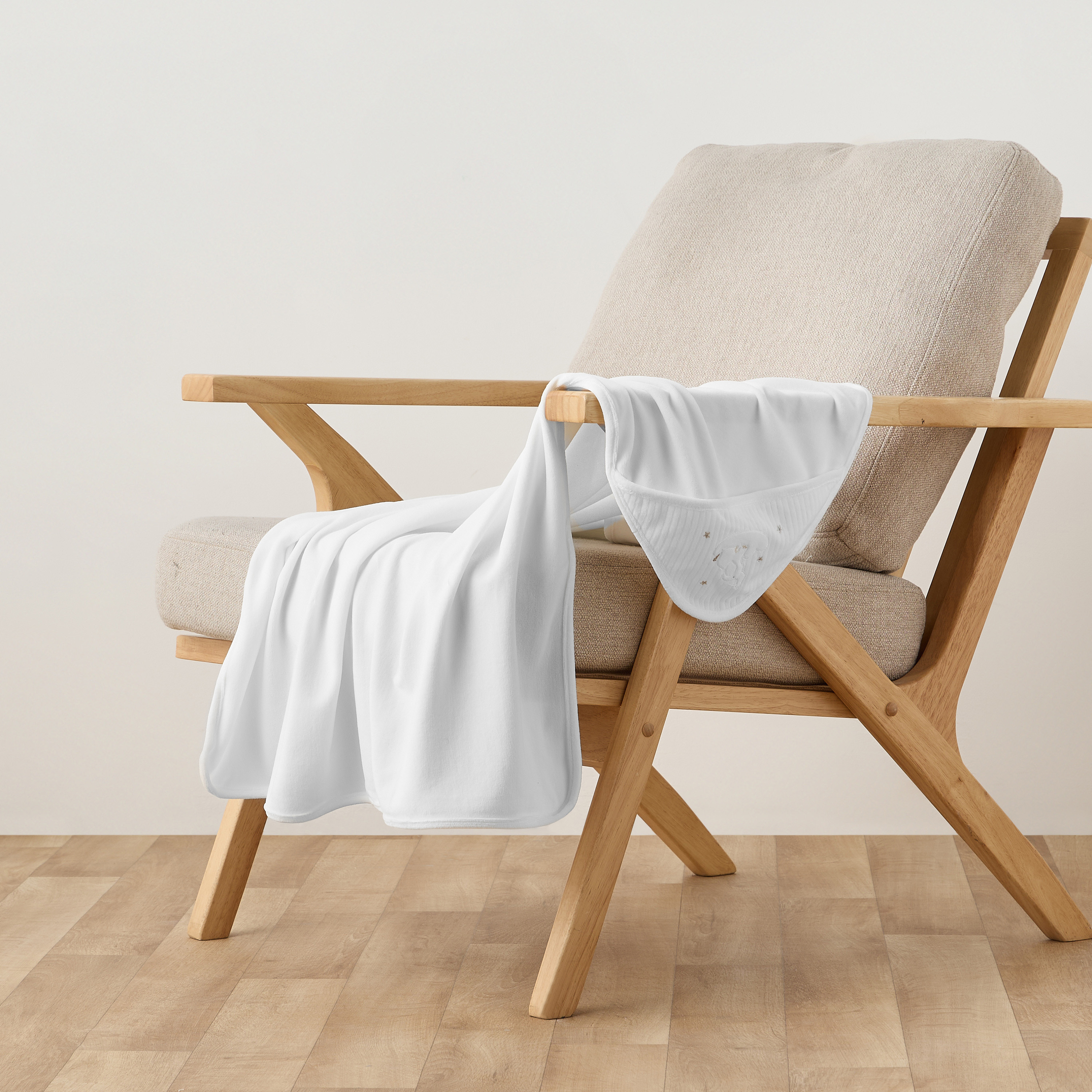 بطانية مواليد بقبعة وتطريزات من جيجلز-baby-nursery-blanketsandswaddles-receivingblankets-image-2