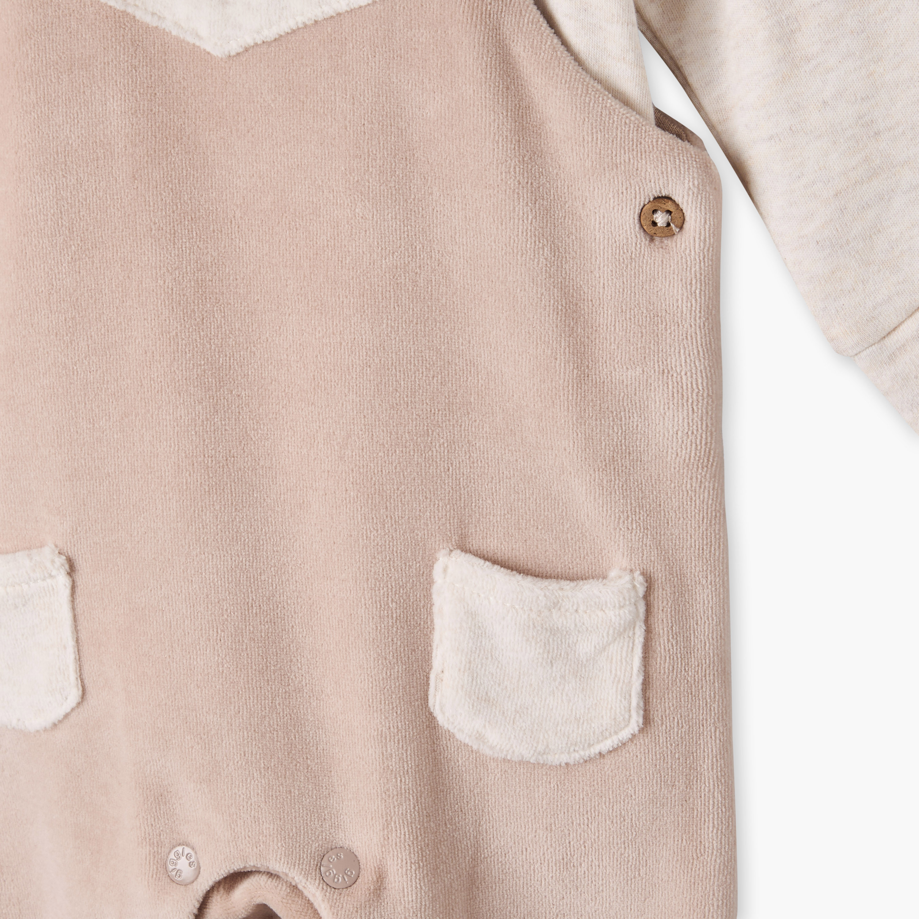 طقم تيشيرت بياقة وأكمام طويلة ودنغري بتطريز دب من جيجلز-baby-boys-clothing-winterwear-setsandcoords-image-6