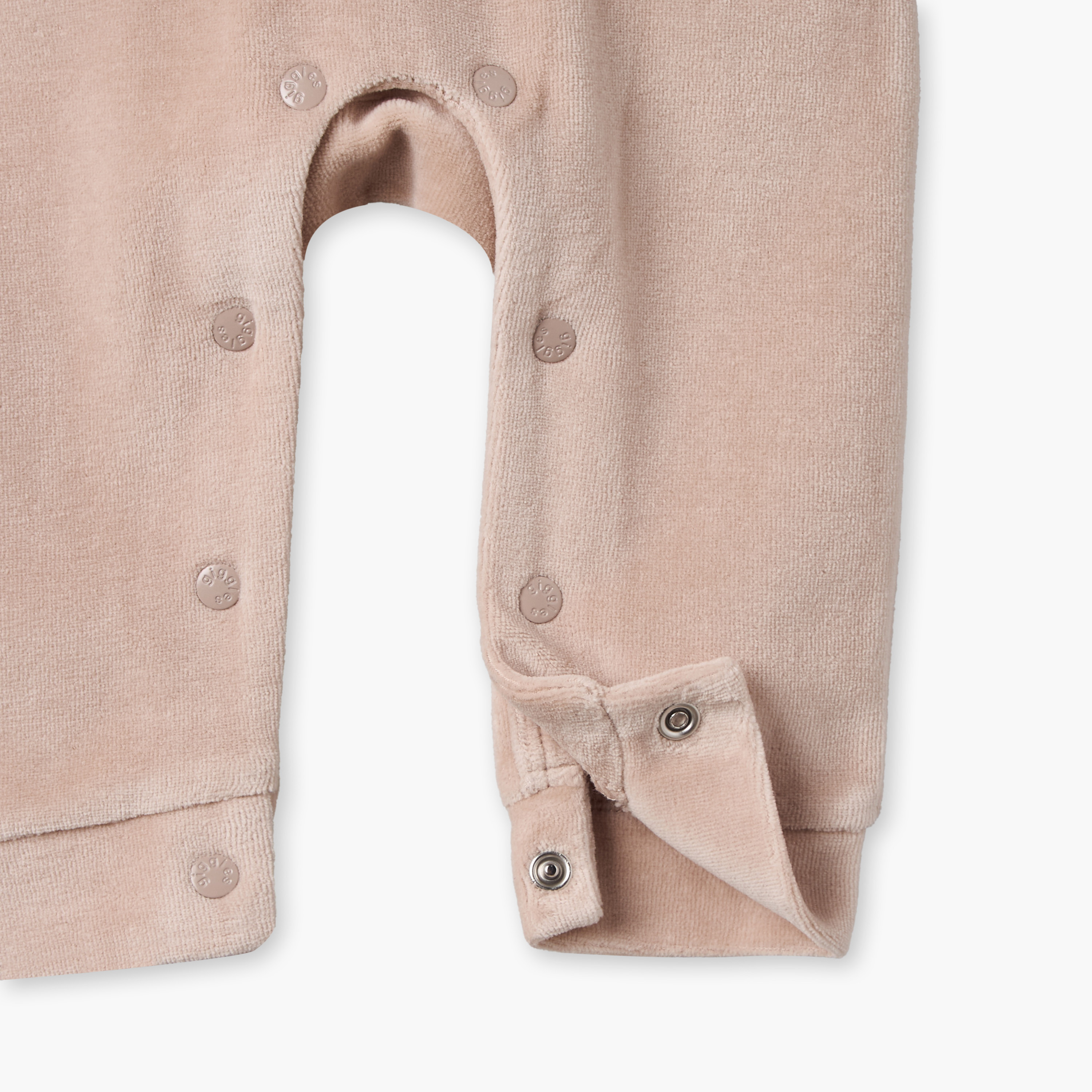 طقم تيشيرت بياقة وأكمام طويلة ودنغري بتطريز دب من جيجلز-baby-boys-clothing-winterwear-setsandcoords-image-7