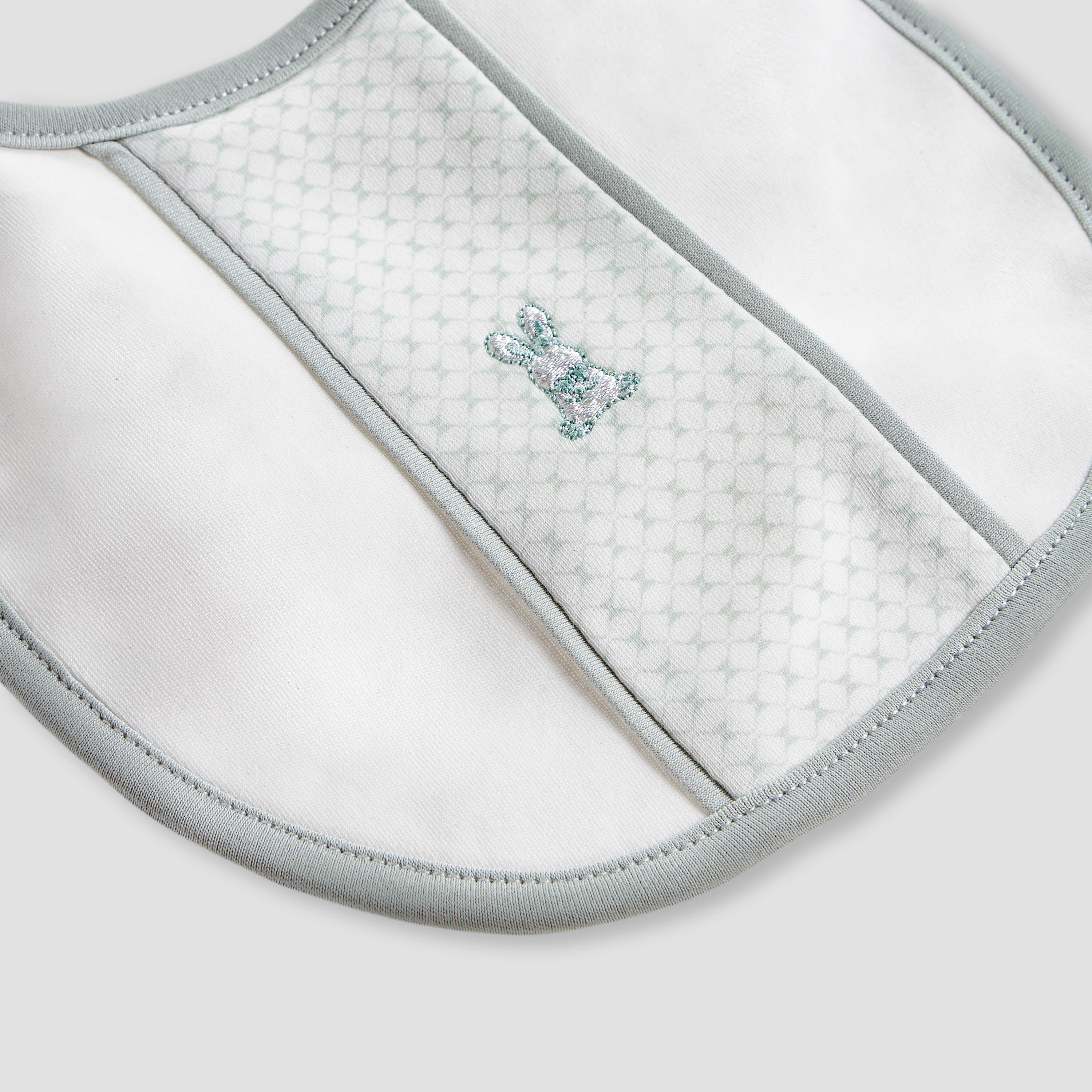 مريلة بتطريز أرنب وزر إغلاق من جيجلز-baby-feeding-bibs-image-3