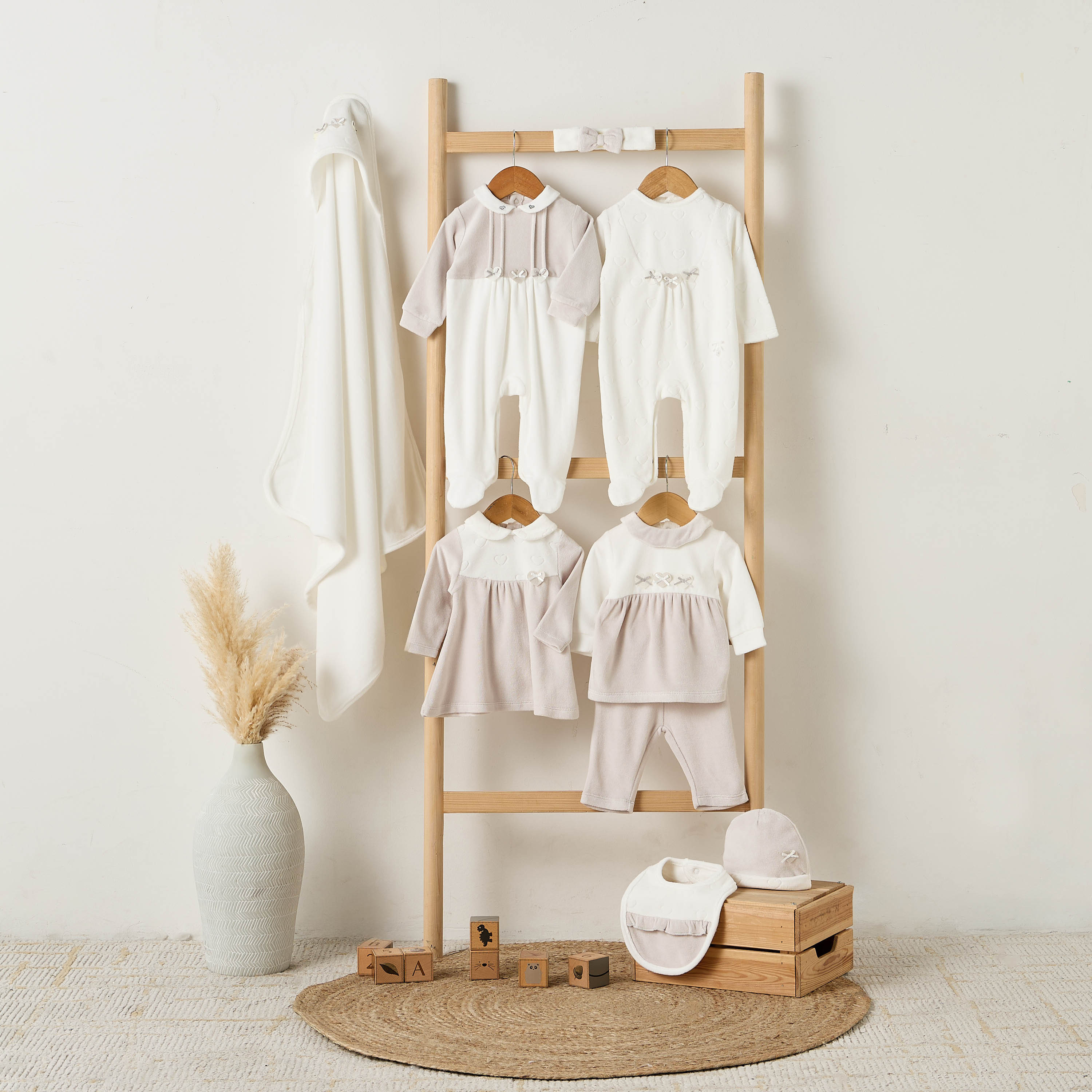 مريلة أطفال بقلوب من جيجلز-baby-feeding-bibs-image-5