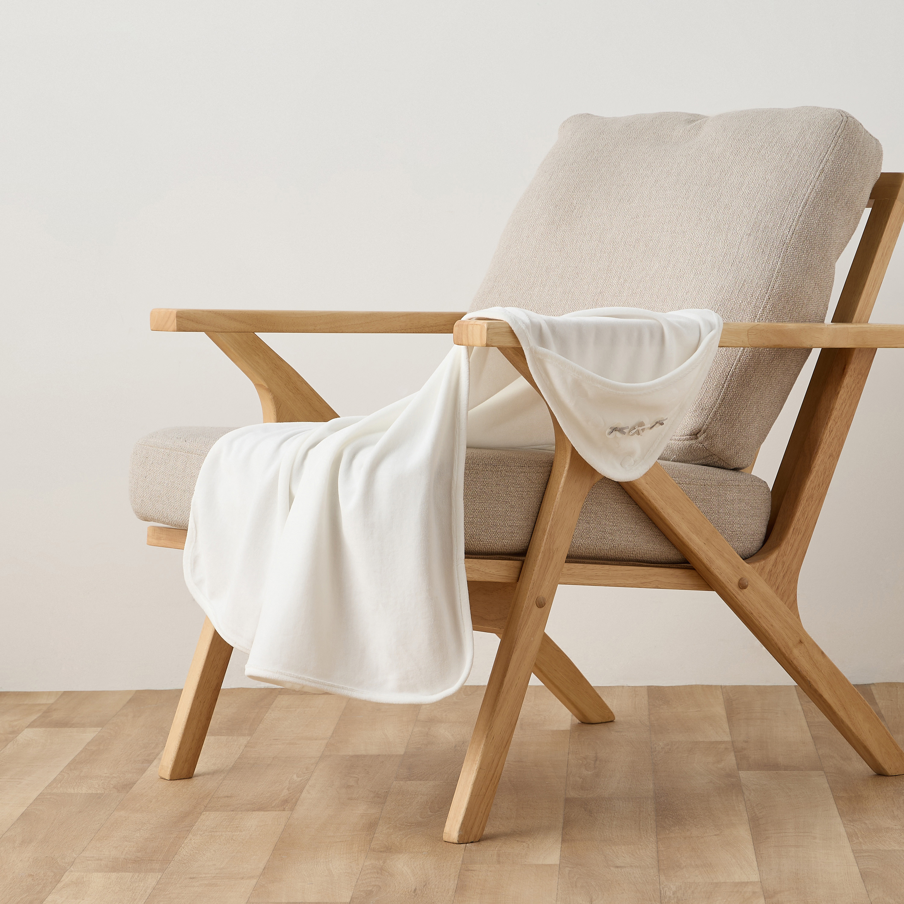 بطانية مطرزة لحديثي الولادة من جيجلز-baby-nursery-blanketsandswaddles-receivingblankets-image-2