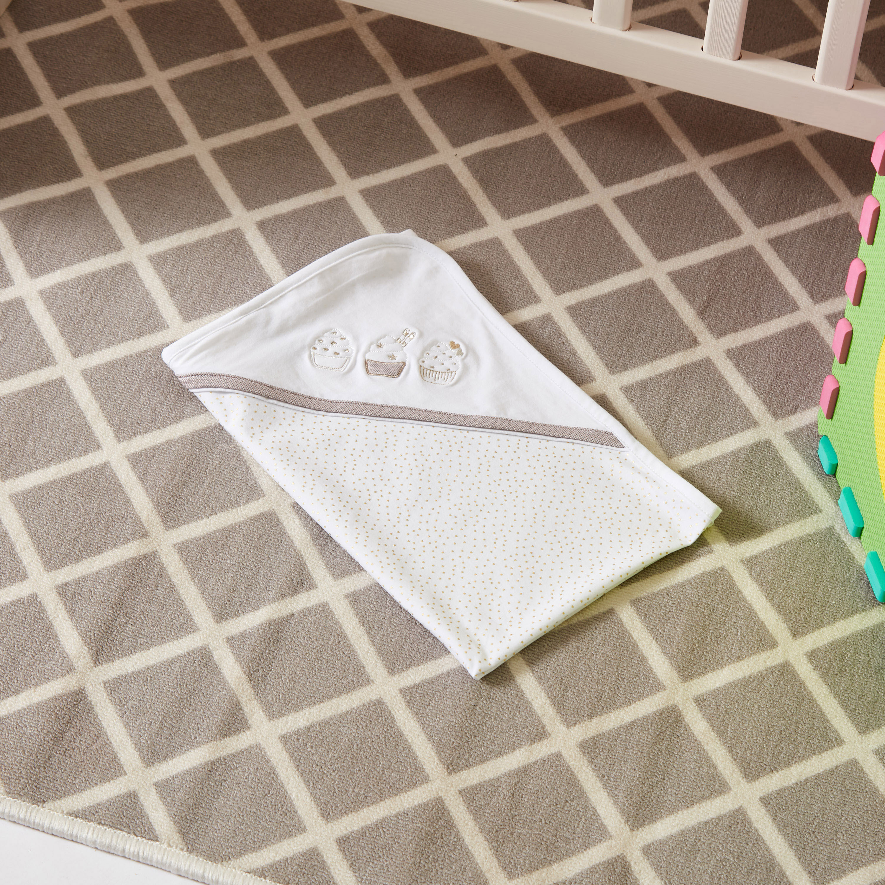 بطانية حديثي ولادة بقبعة وطبعات من جونيورز - 70x70 سم-baby-nursery-blanketsandswaddles-receivingblankets-image-4