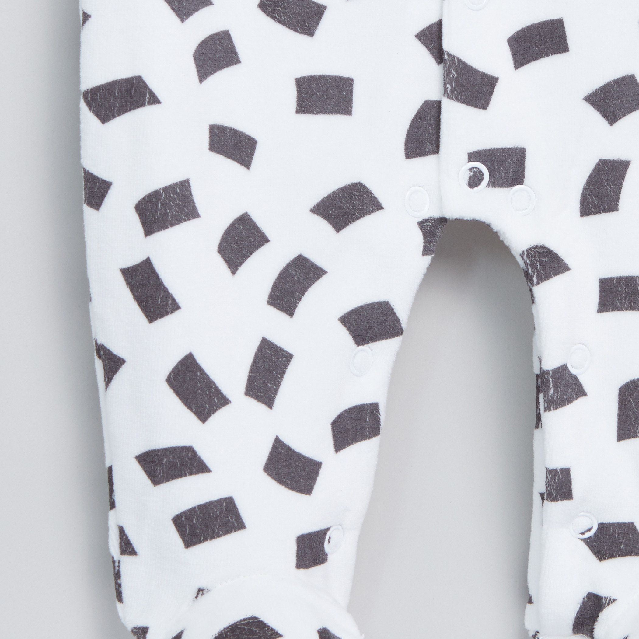 طقم نوم مغلق القدمين بطبعات من جونيورز.-baby-boys-clothing-nightwear-sleepsuits-image-3