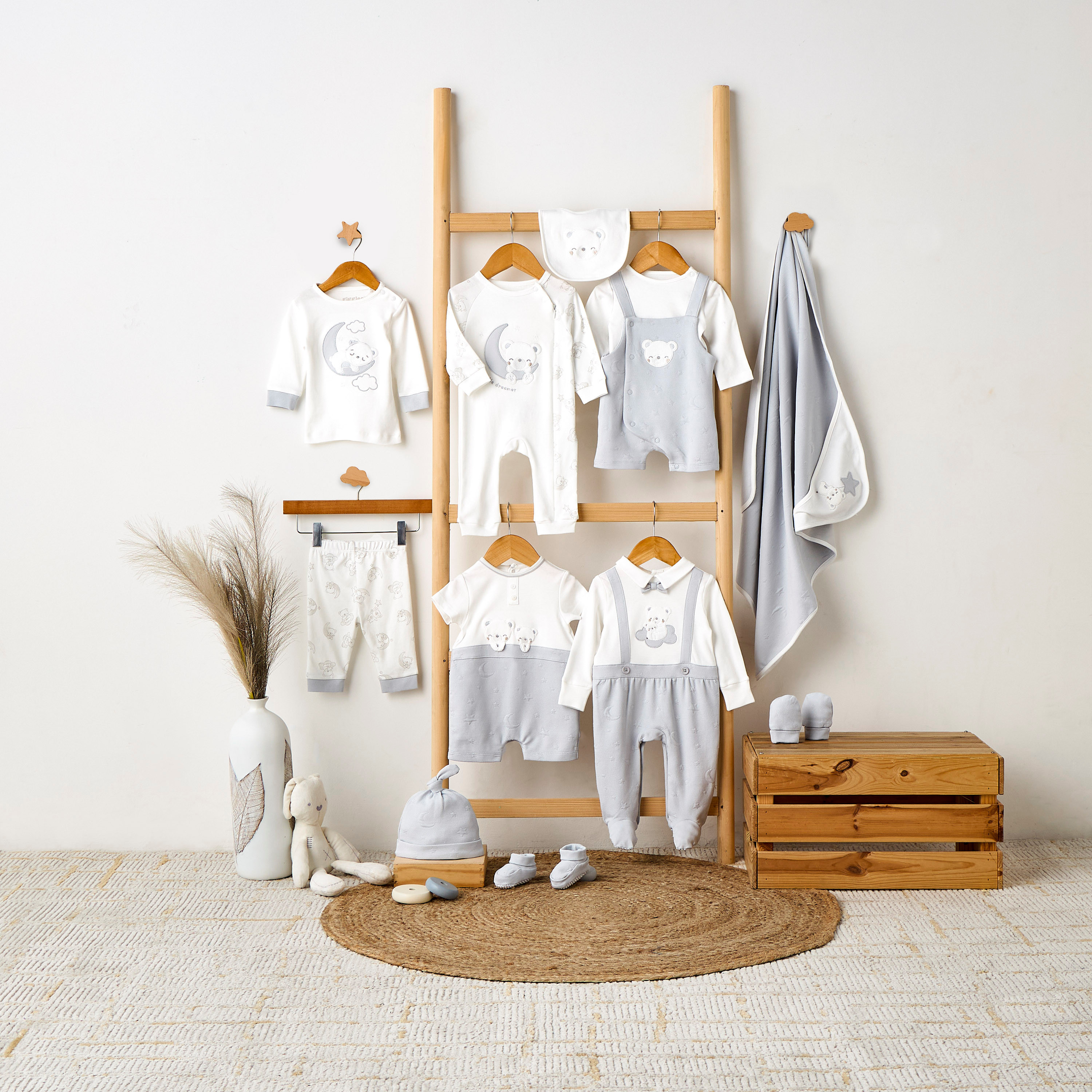 طقم تيشيرت بأكمام طويلة ودنغري بزخارف دب من جيجلز-baby-boys-clothing-rompers-image-1